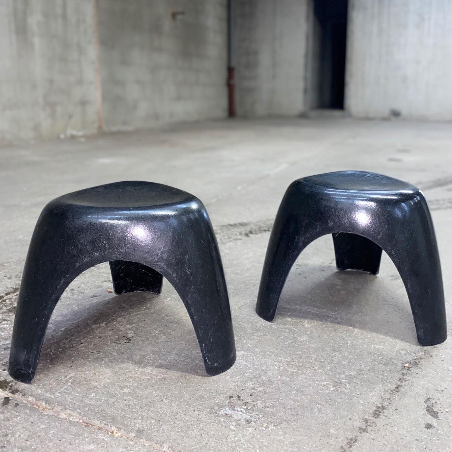 Sori Yanagi pair of elephant stool for Kotobuki
Friend of Charlotte Perriand and under his leadership Sori Yanagi produced this stool in the 1960s
Stacking stools also called elephant leg stools. It won the gold medal at the 12th Milan. Triennale