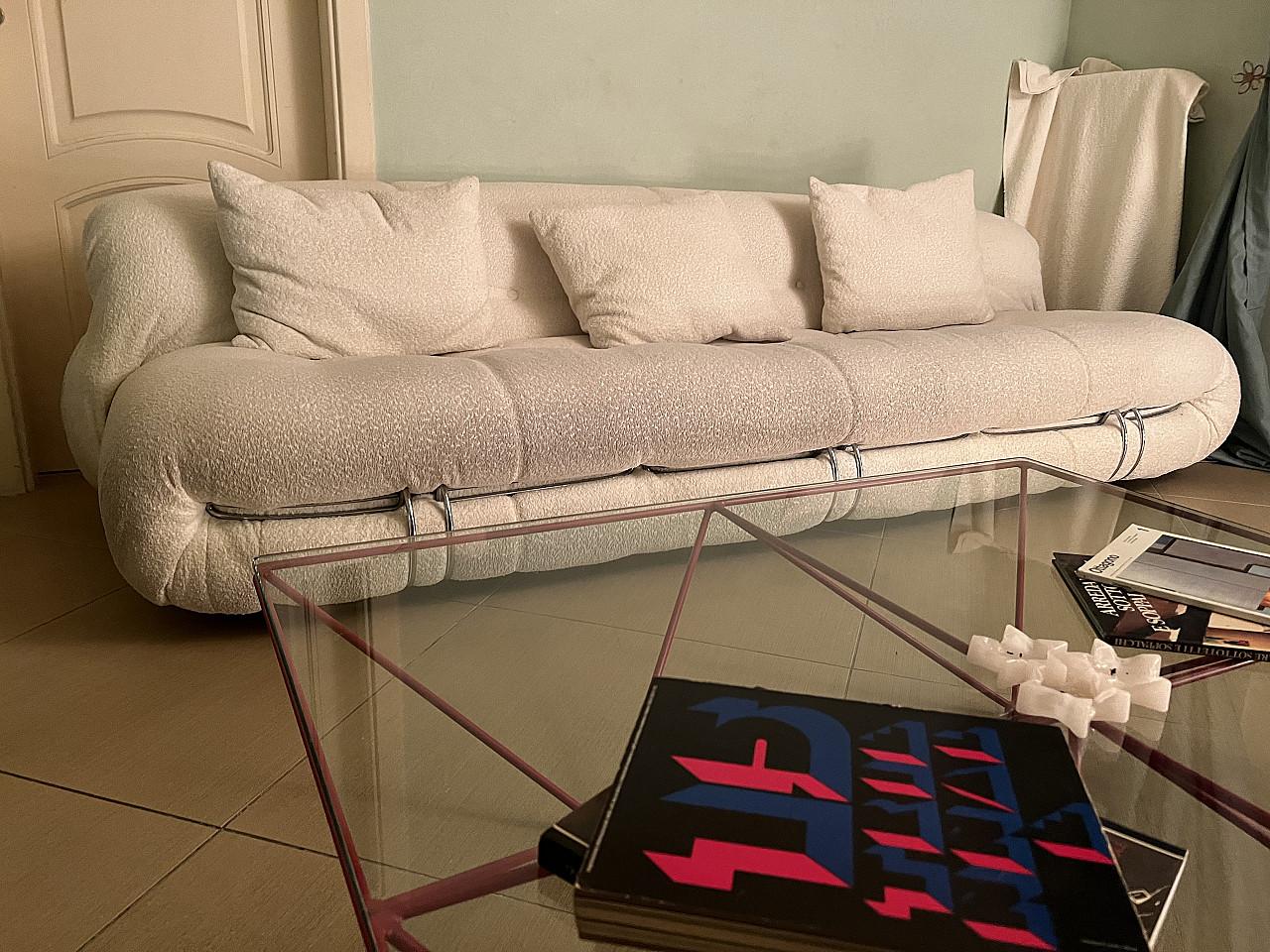 Grande divano a tre posti Soriana di Afra & Tobia Scarpa per Cassina, Italia 1969. Questo è il divano più grande della gamma 'Soriana'. Il divano è rivestito con un bellissimo tessuto bianco lavabile stile lana bouclé. La schiuma originale è in