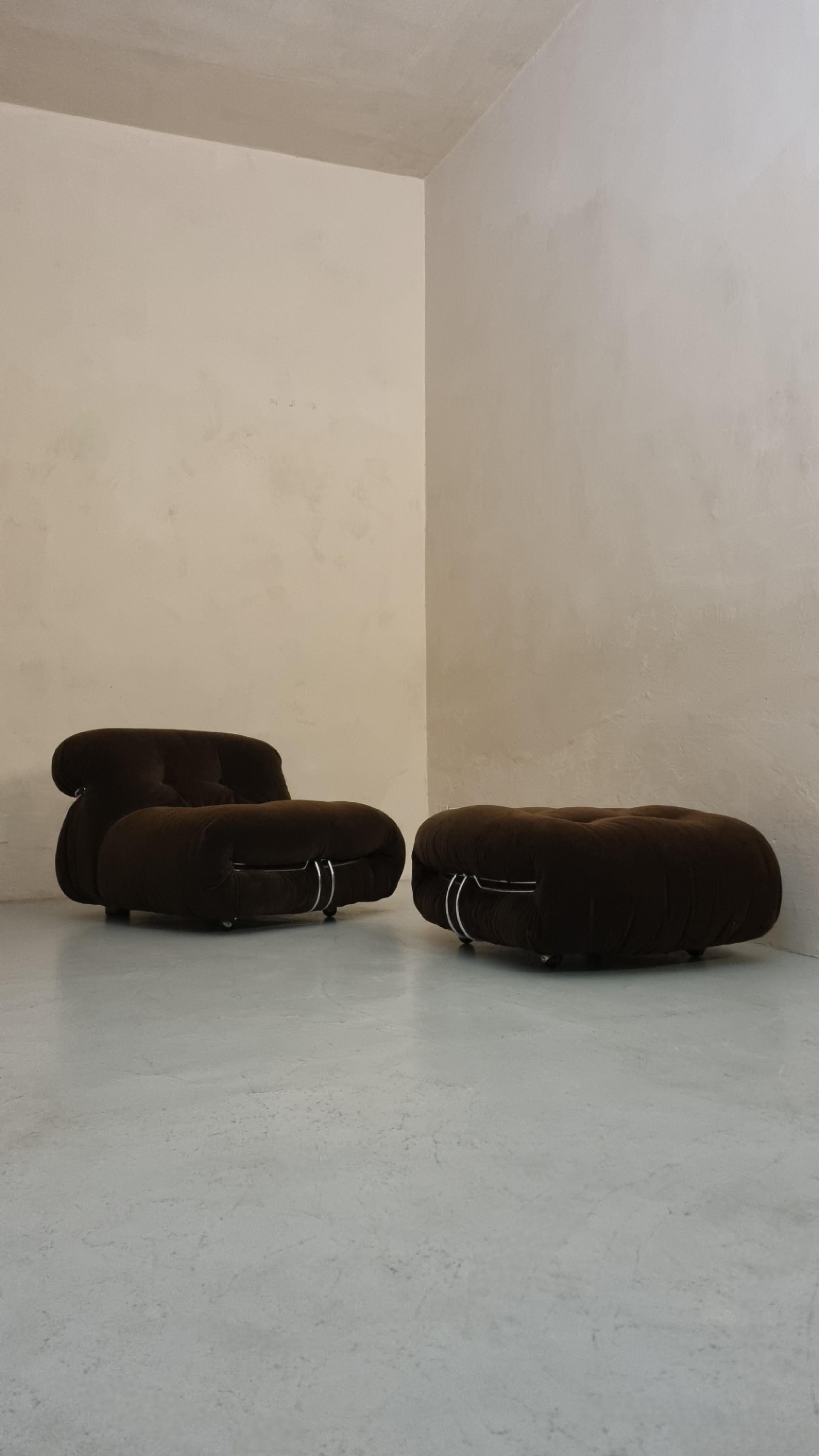 Ensemble fauteuil et repose-pieds Soriana conçu par Afra et Tobia Scarpa pour Cassina 1969,  
Structure en polyuréthane, tissu original en velours mohair, acier, excellent état.

Véritable icône de style, Soriana, caractérisée par ses courbes