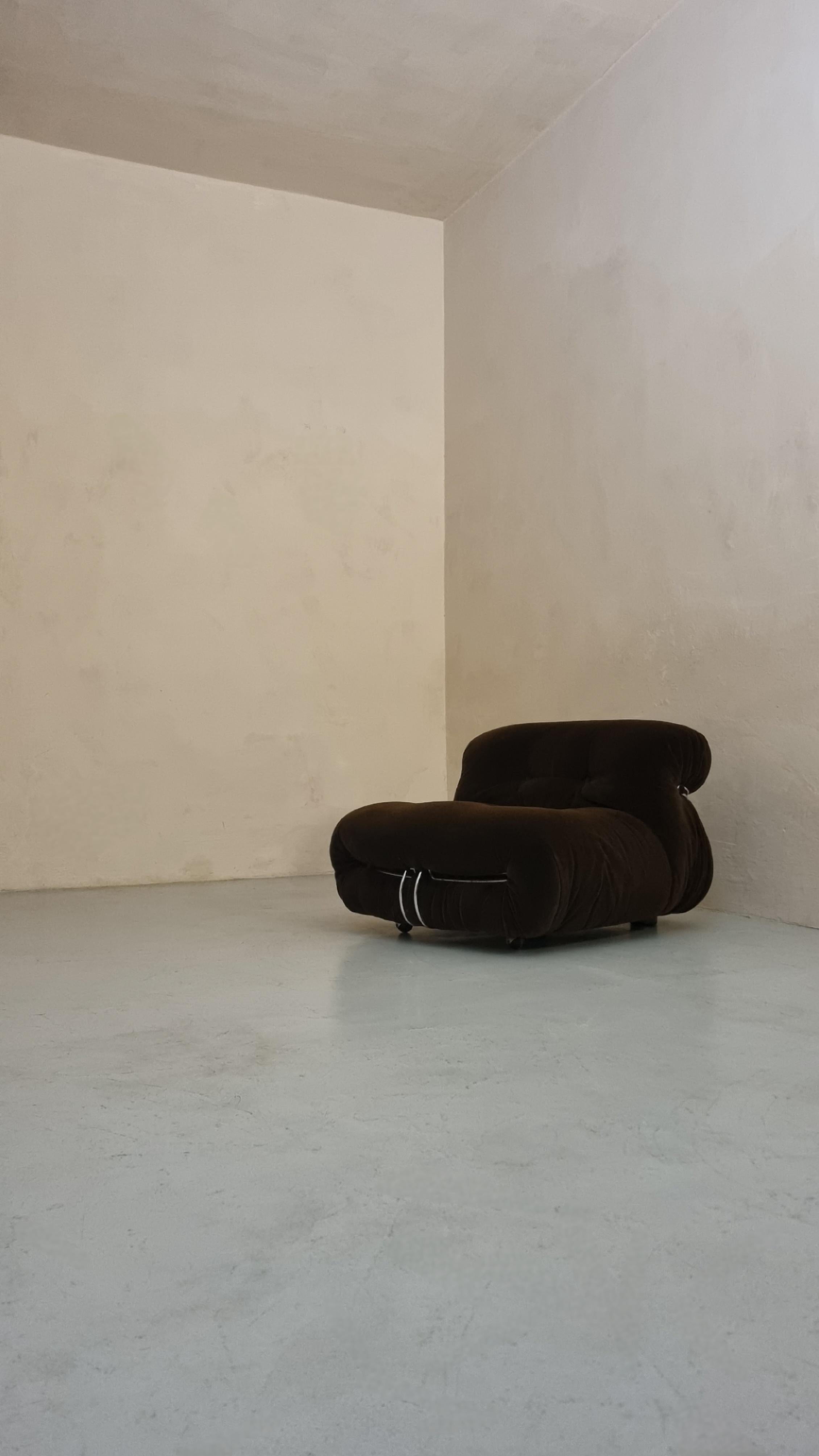 Poltrona Soriana disegnata da Afra & Tobia Scarpa per Cassina 1969,  
Struttura in poliuretano, tessuto originale in velluto mohair, acciaio, ottime condizioni.

Vera e propria icona di stile, Soriana, caratterizzata dalle sue curve abbondanti, fu