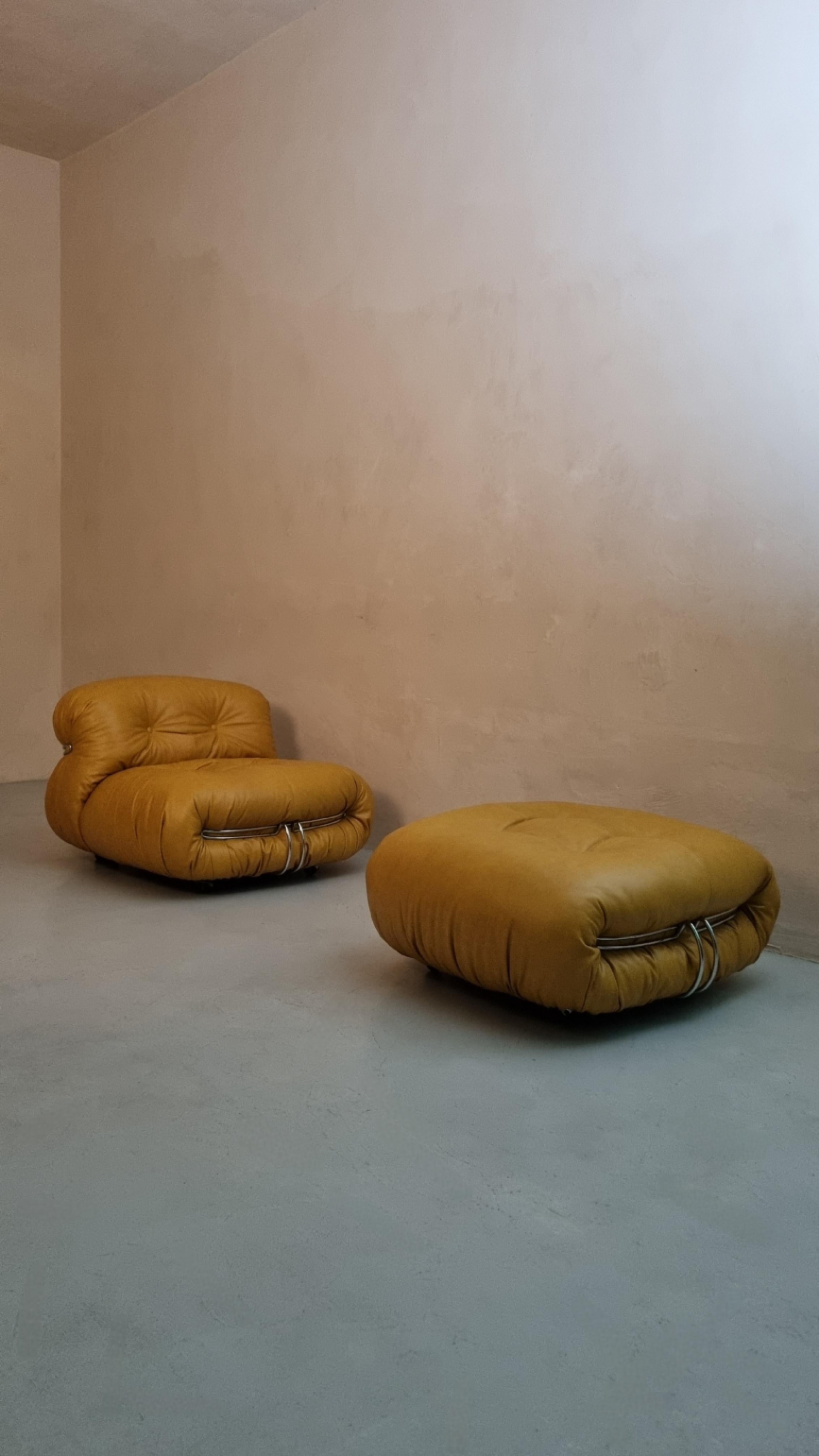 Set Soriana  poltrone e poggiapiedi disegnati da Afra & Tobia Scarpa per Cassina 1969,  
Rivestire con una nuova pelle.
Poliuretano, pelle, acciaio.
Condizioni eccellenti.
Vera e propria icona di stile, Soriana, caratterizzata dalle sue curve