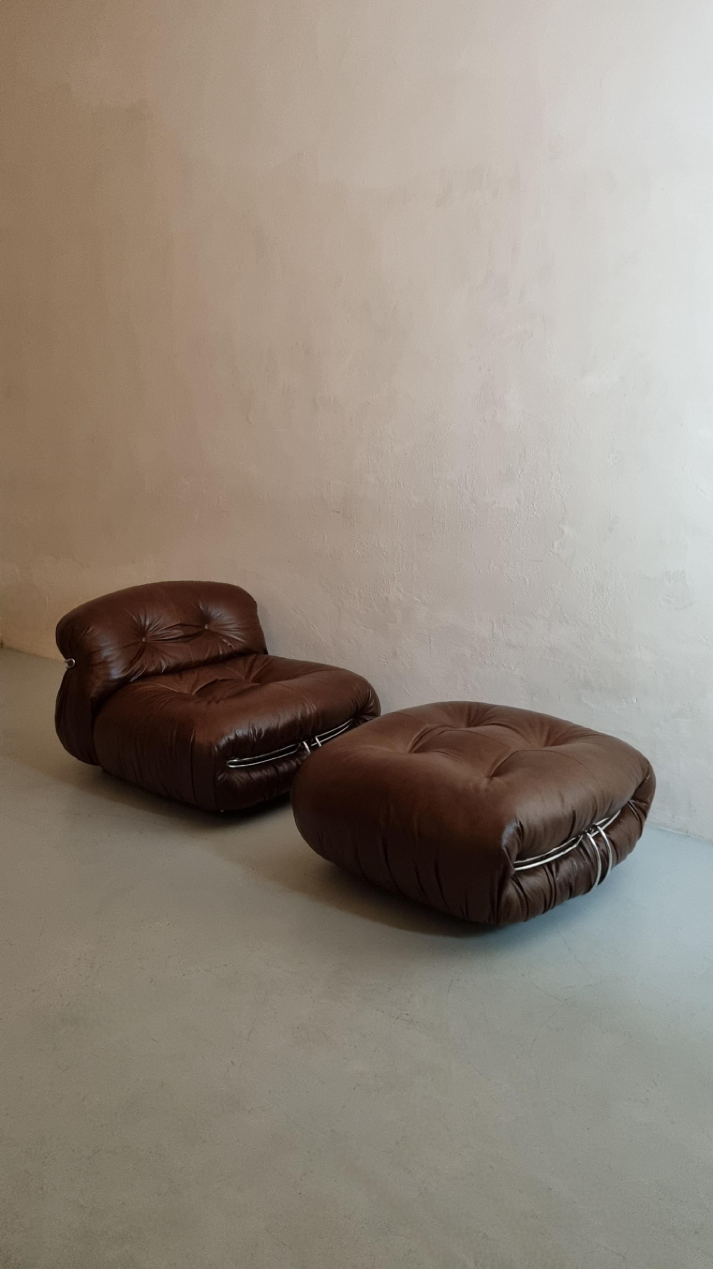 Ensemble Soriana  Fauteuils et repose-pieds conçus par Afra et Tobia Scarpa pour Cassina 1969,  
Rembourrage en cuir neuf.
Polyuréthane, cuir, acier.
Excellent état.
Véritable icône de style, Soriana, caractérisée par ses courbes abondantes, a été