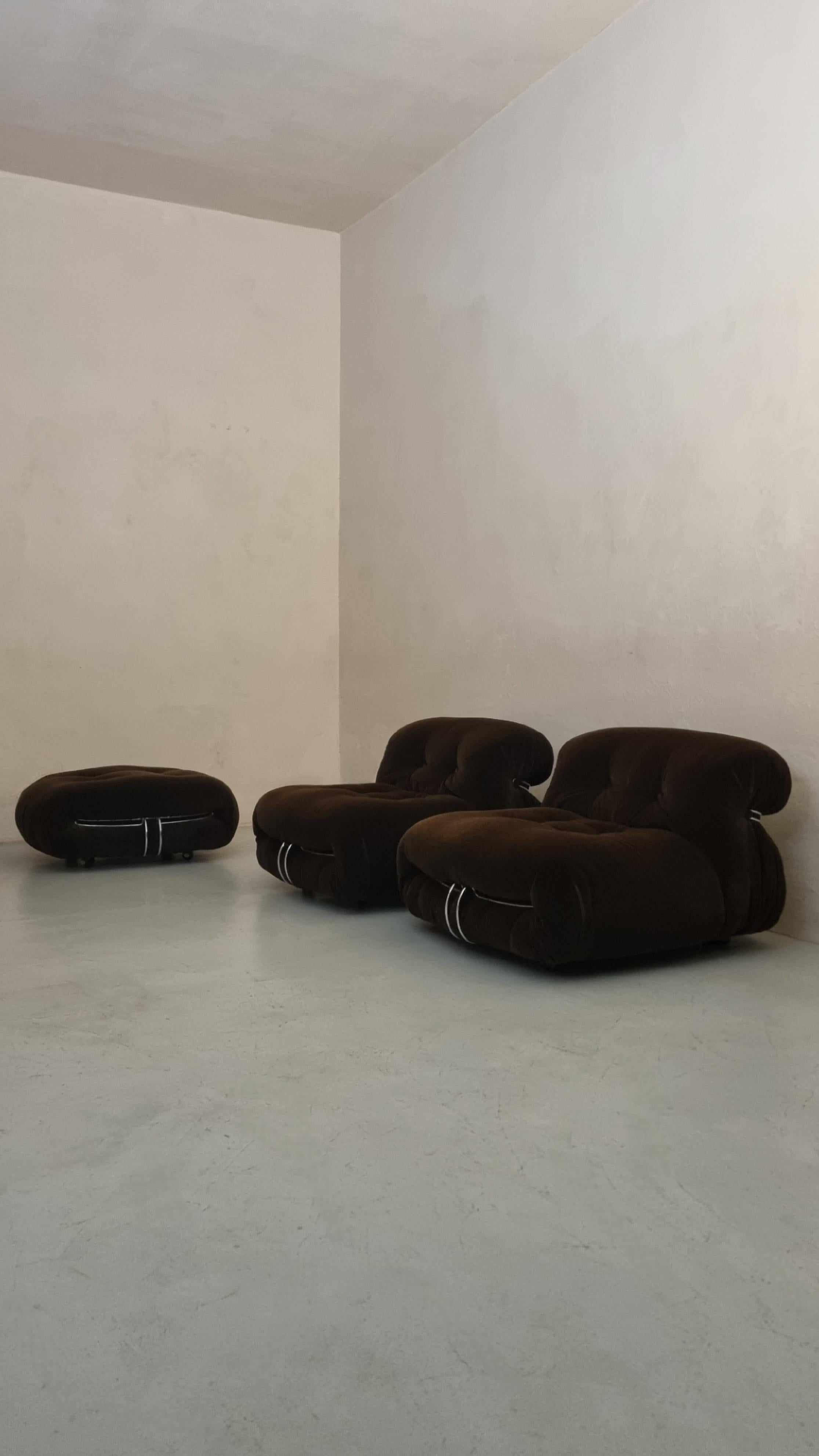 Ensemble de fauteuils et repose-pieds Soriana conçus par Afra et Tobia Scarpa pour Cassina 1969,  
Structure en polyuréthane, tissu original en velours mohair, acier, excellent état.

Véritable icône de style, Soriana, caractérisée par ses courbes