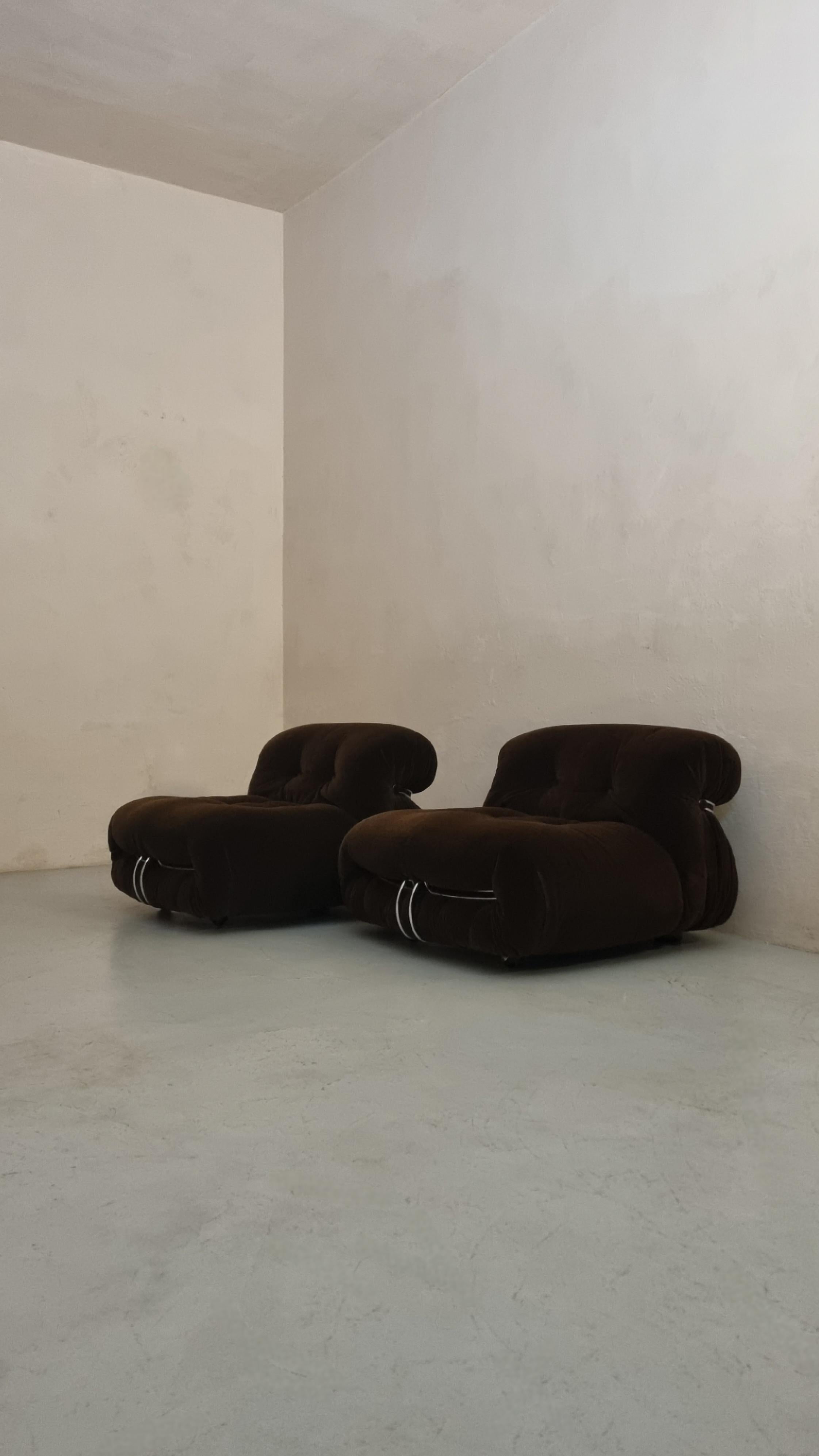 Ensemble de 2 fauteuils Soriana conçus par Afra et Tobia Scarpa pour Cassina 1969,  
Structure en polyuréthane, tissu original en velours mohair, acier, excellent état.

Véritable icône de style, Soriana, caractérisée par ses courbes abondantes, a
