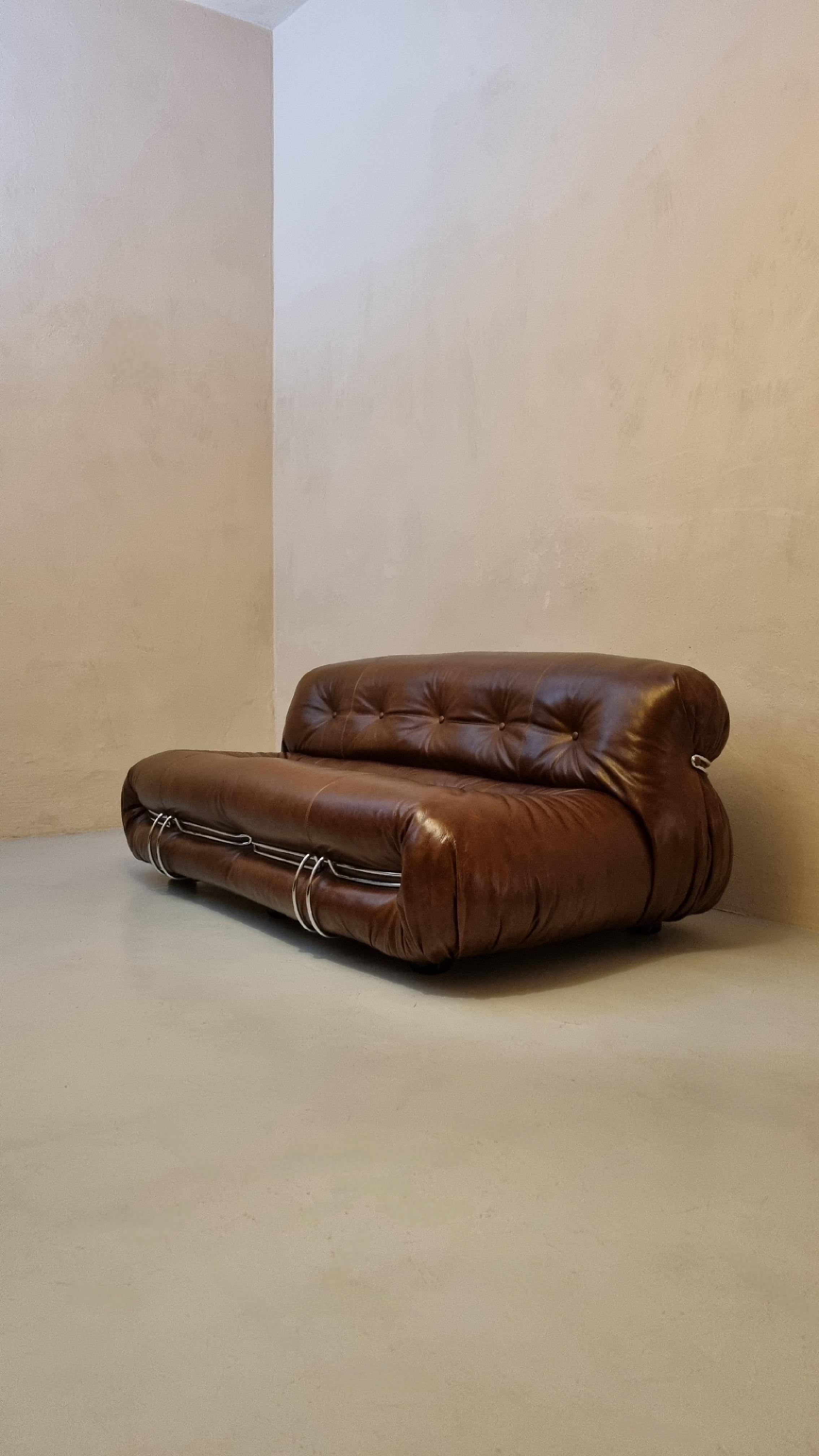 Canapé 2 places Soriana conçu par Afra et Tobia Scarpa pour Cassina 1969,  
Rembourrage en  cuir neuf.
Polyuréthane, cuir, acier.
Excellent état.
Véritable icône de style, Soriana, caractérisée par ses courbes abondantes, a été conçue en 1969 par