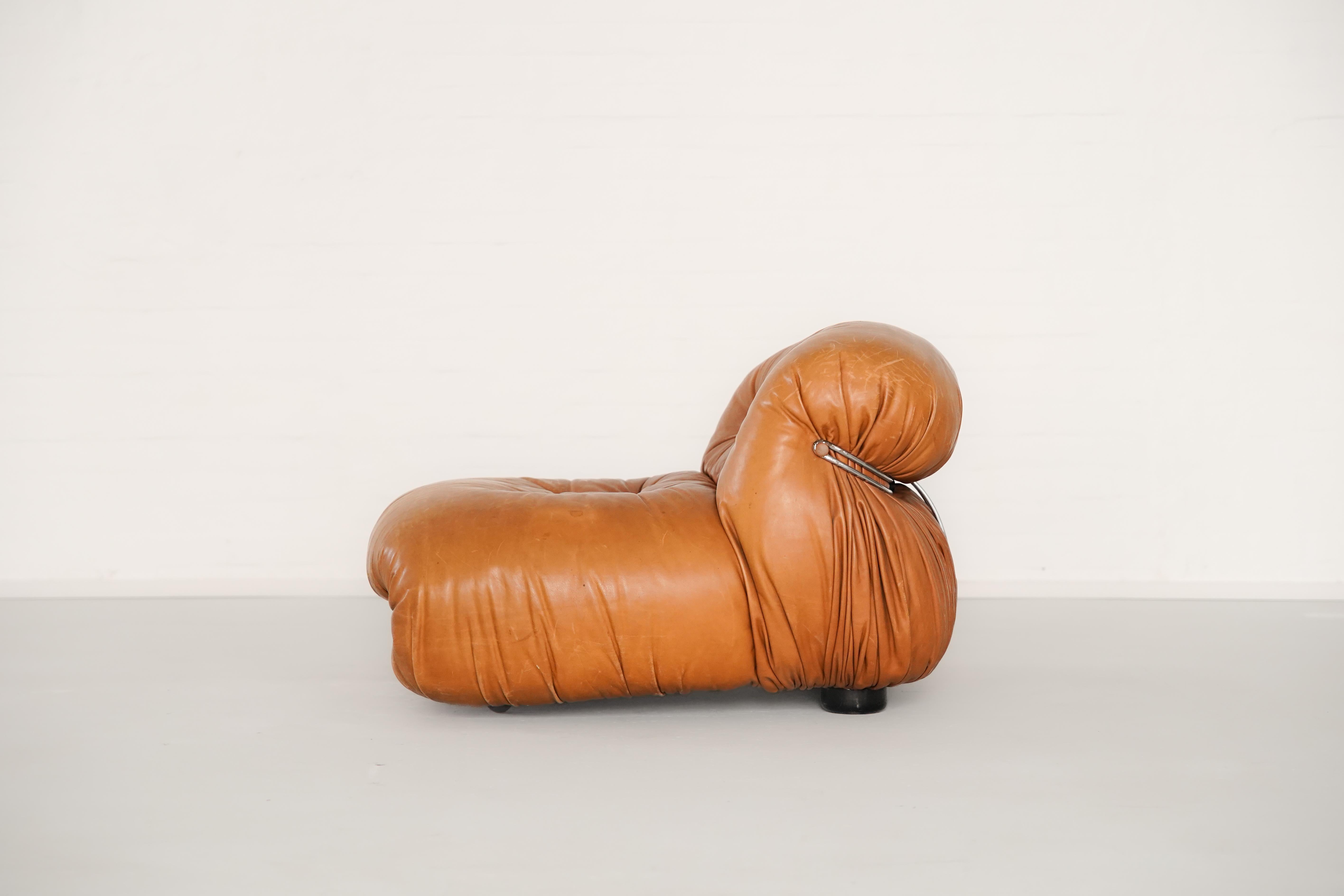 La poltrona Cassina Soriana, disegnata nel 1969 da Afra & Tobia Scarpa, è una celebre icona del design radicale italiano. Con le sue forme generose e la sua costruzione innovativa, Soriana ha rotto con le imbottiture tradizionali utilizzando un