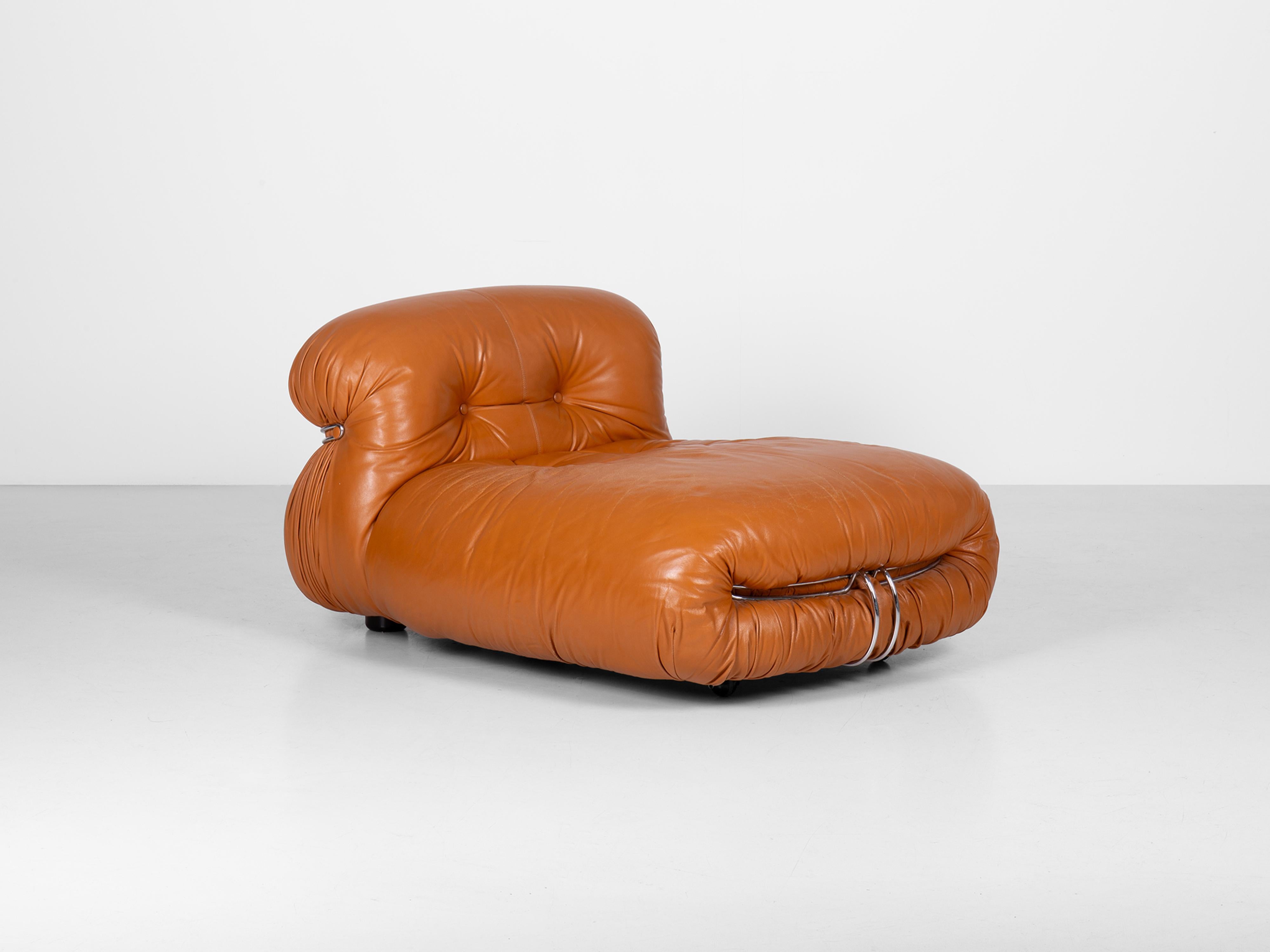 Chaise longue et pouf Soriana d'Afra et Tobia Scarpa avec revêtement en cuir d'origine, provenant de la première production de Cassina.

Soriana est une vision intuitive d'Afra et Tobia Scarpa en 1969, destinée à réécrire l'histoire du mobilier