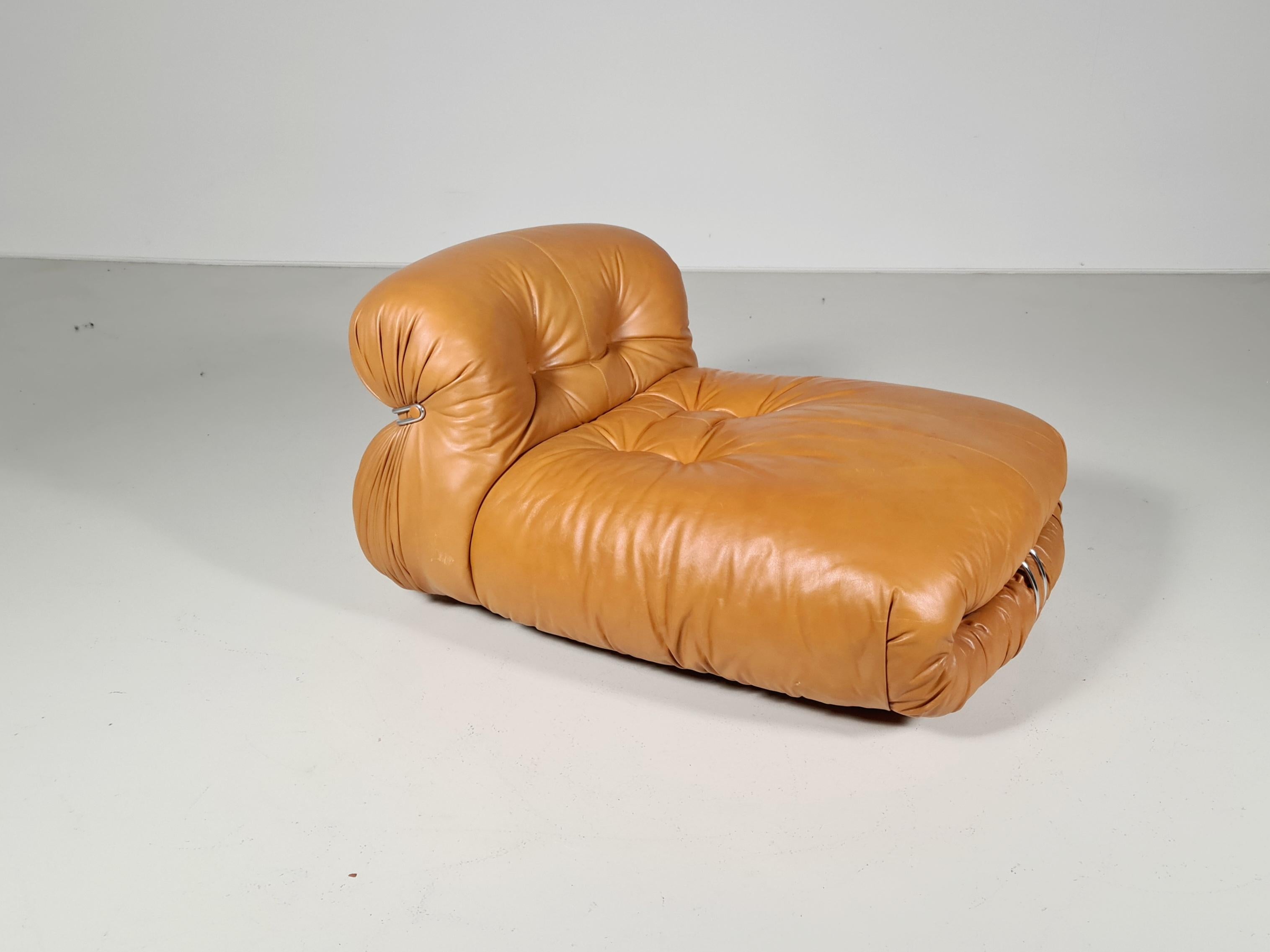 Rare Soriana chaise longue/lounger by Afra & Tobia Scarpa for Cassina, Italy, 1970, The original light cognac leather and foam are in very good condition and shows it’s characteristic round and bulky shape. The concept behind the Soriana series was