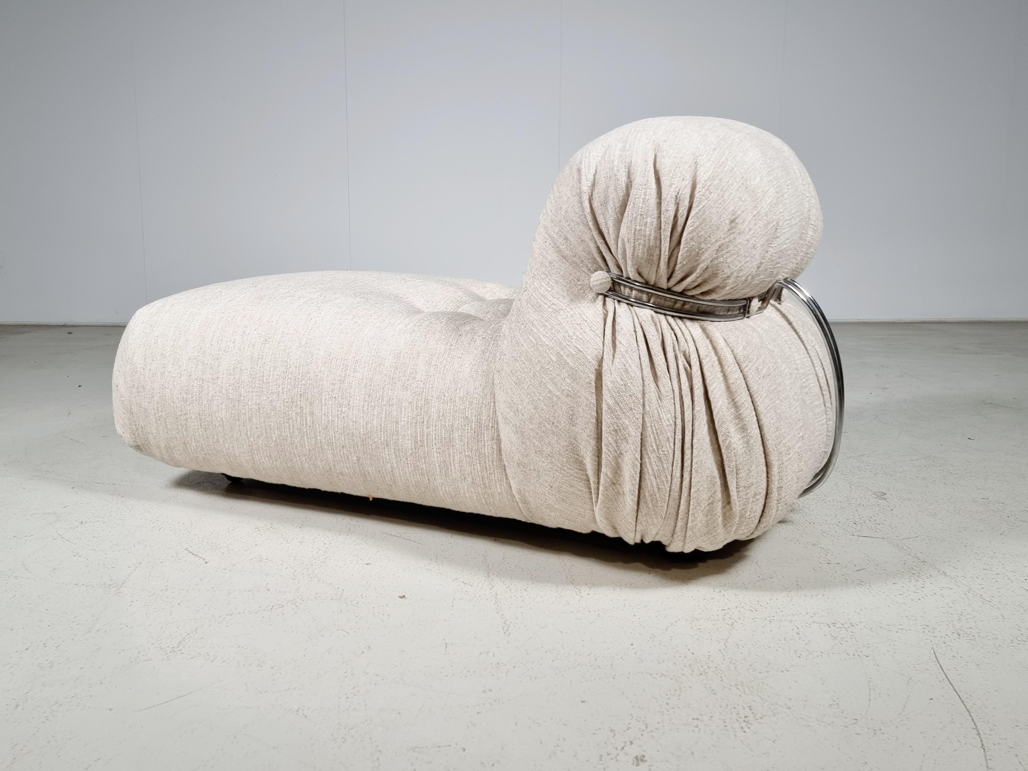 Rare Soriana chaise longue/lounger by Afra & Tobia Scarpa for Cassina, Italy, 1970, It's reupholstered in a beautiful textured fabric by Bruder. The foam is also in very good condition and shows its characteristic round and bulky shape. The concept