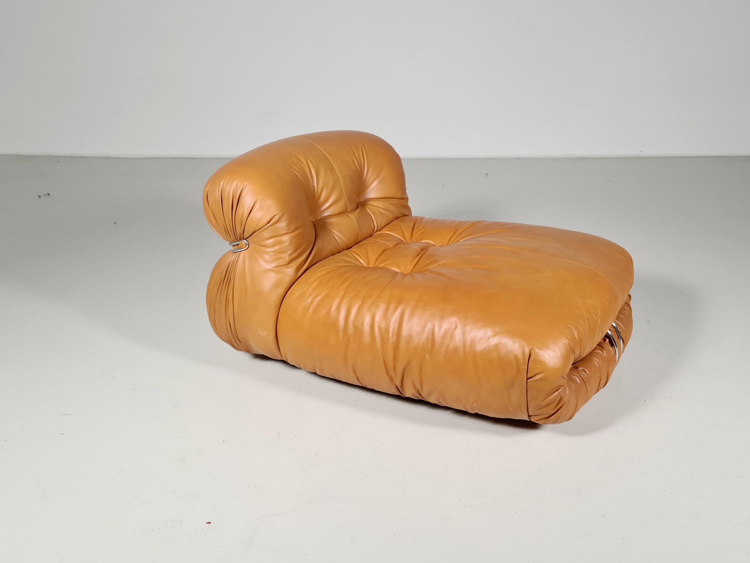 Rare Soriana chaise longue/lounger by Afra & Tobia Scarpa for Cassina, Italy, 1970, The original light cognac leather and foam are in very good condition and shows it’s characteristic round and bulky shape. The concept behind the Soriana series was