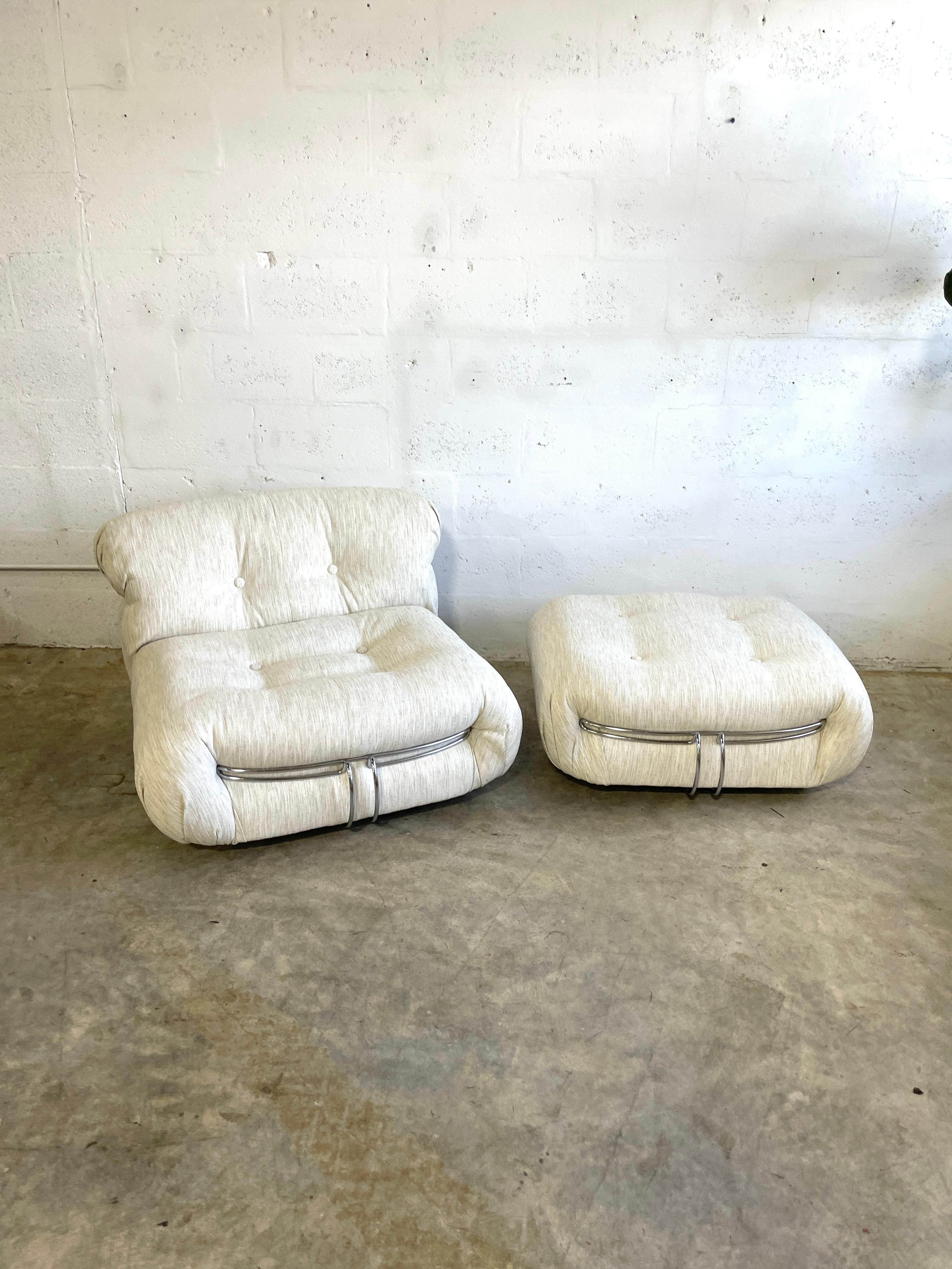 Silla y Otomana Soriana Diseñadas por Afra & Tobia Scarpa. La silla originalmente tenía una etiqueta parcial de Atelier International. Retapizada profesionalmente. 