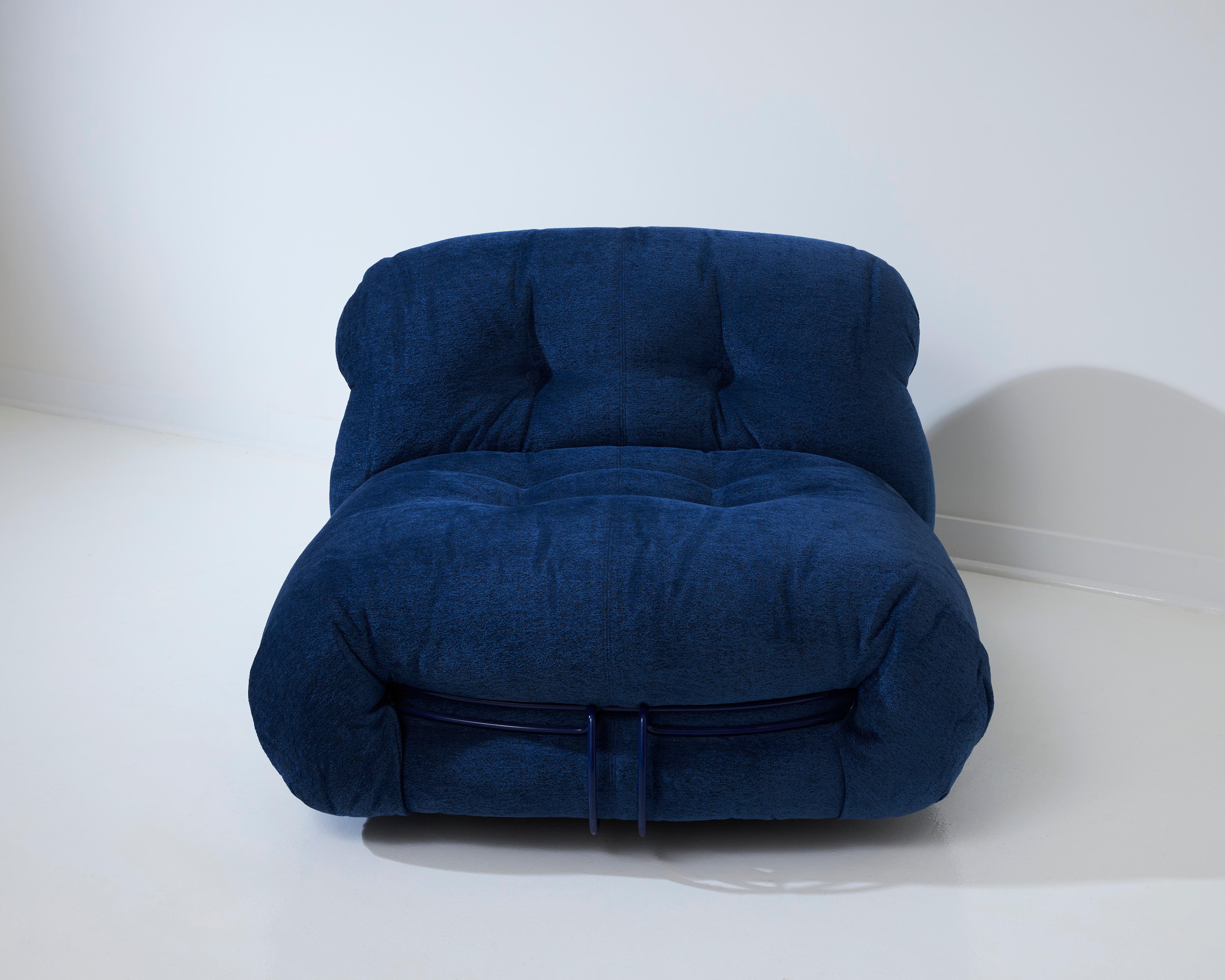 La colección Soriana pretendía combinar belleza y comodidad a través de un diseño único con un haz de tela sujeto por una abrazadera de acero cromado. La 