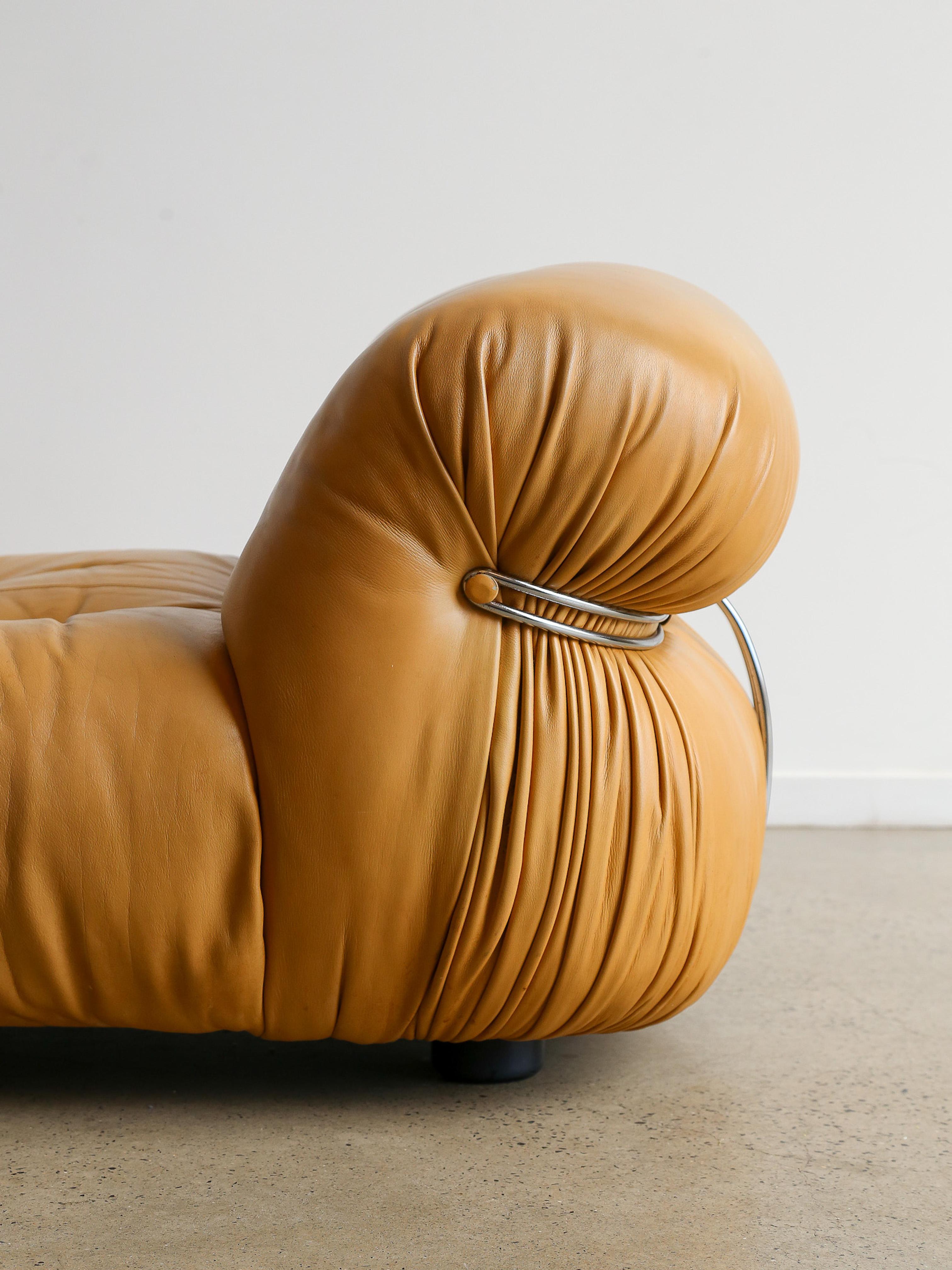 Soriana Loungesessel von Afra & Tobia Scarpa für Cassina. Original Leder und verchromter Stahl. Ikonische Chaiselongue des italienischen Designerpaars Afra & Tobia Scarpa, 1969 entworfen und von Cassina hergestellt. Das Soriana-Design ist zu einem