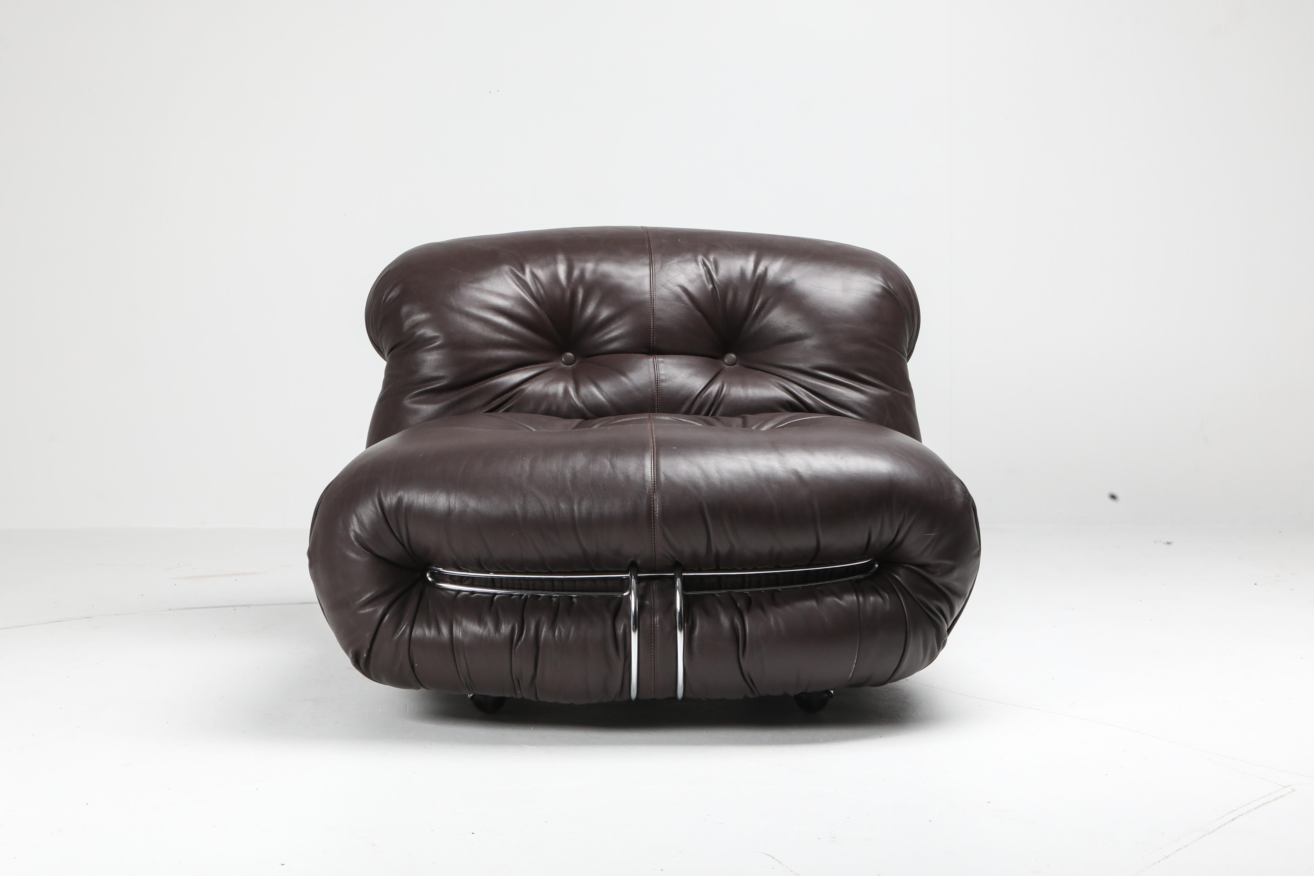 Afra and Tobia Scarpa's Soriana lounge chair in original brown leather, Cassina.
Manufactured by Cassina in the 1970s, the Soriana collection was meant to express beauty and comfort by using a whole bundle of fabric held by a chrome-plated steel