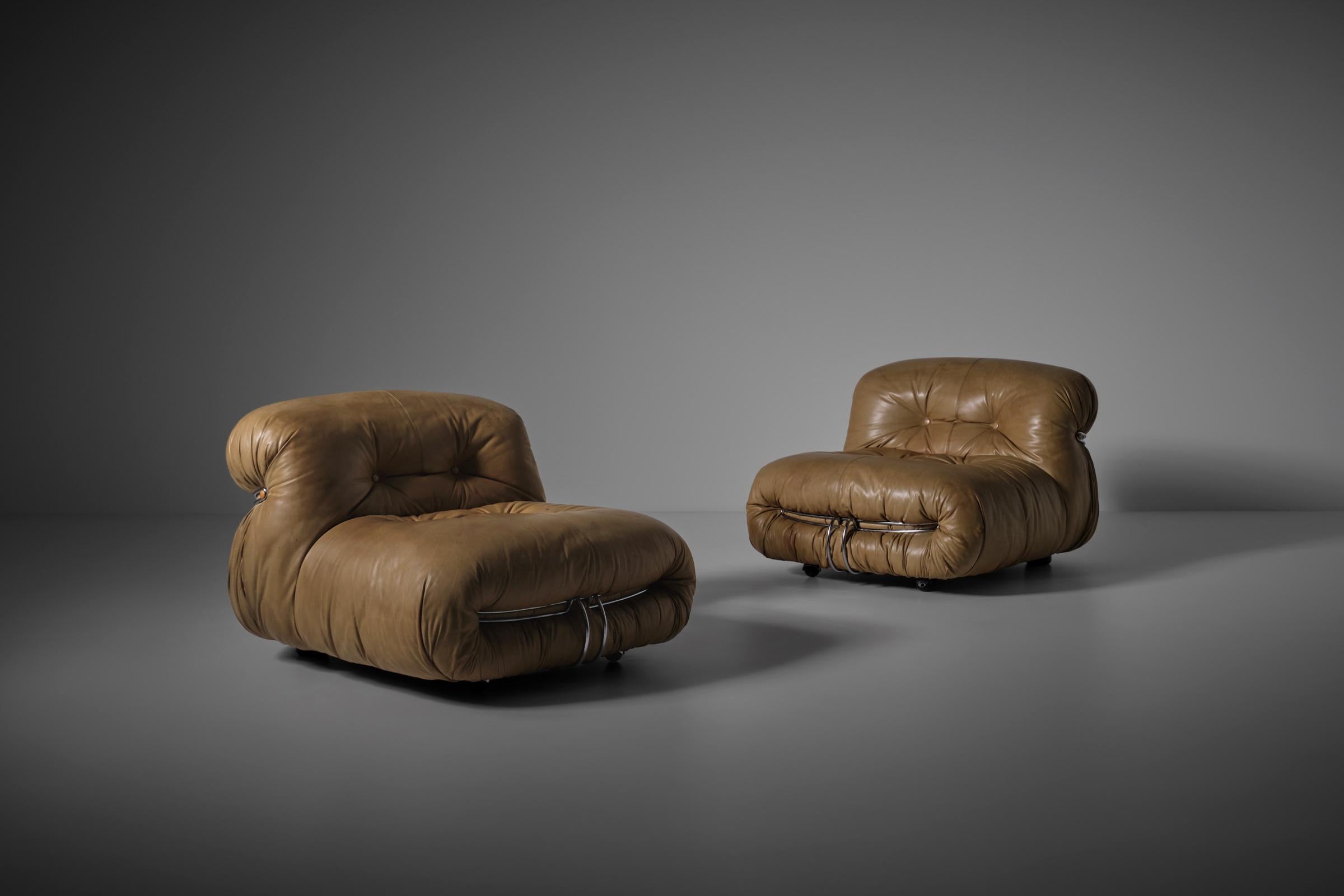 Paire de chaises longues Soriana par Afra & Tobia Scarpa pour Cassina, Italie 1969. Les chaises ont encore leur revêtement en cuir d'origine, ce qui leur donne beaucoup de caractère. La mousse originale présente sa forme ronde et volumineuse