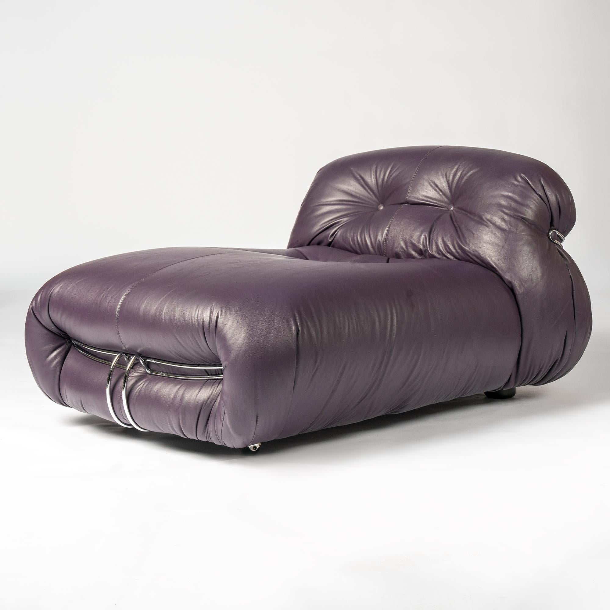 Rare soriana chaise longue with pouff by Afra & Tobia Scarpa for Cassina, Italy, 1969
It's reupholstered in a beautiful plum leather.
The original foam is in very good condition and shows its characteristic round and bulky shape. The concept