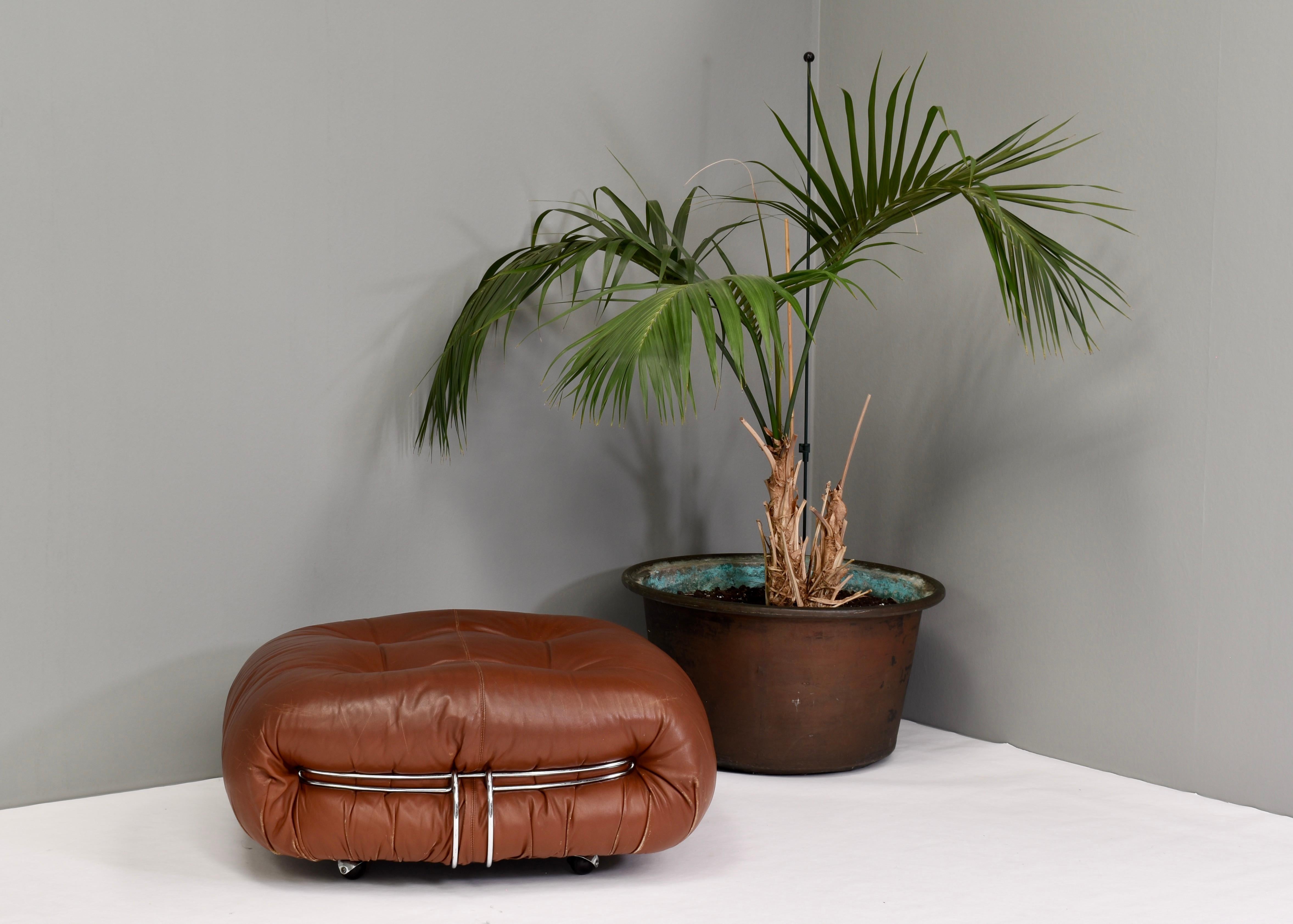 Soriana-Pouf aus hellbraunem Leder von Tobia Scarpa für Cassina - Italien, um 1970.

Original Leder in gutem Zustand mit Gebrauchsspuren und Patina. Keine Risse oder Löcher. Das Chrom ist in perfektem Zustand. Mit Cassina-Etikett.

Designer: