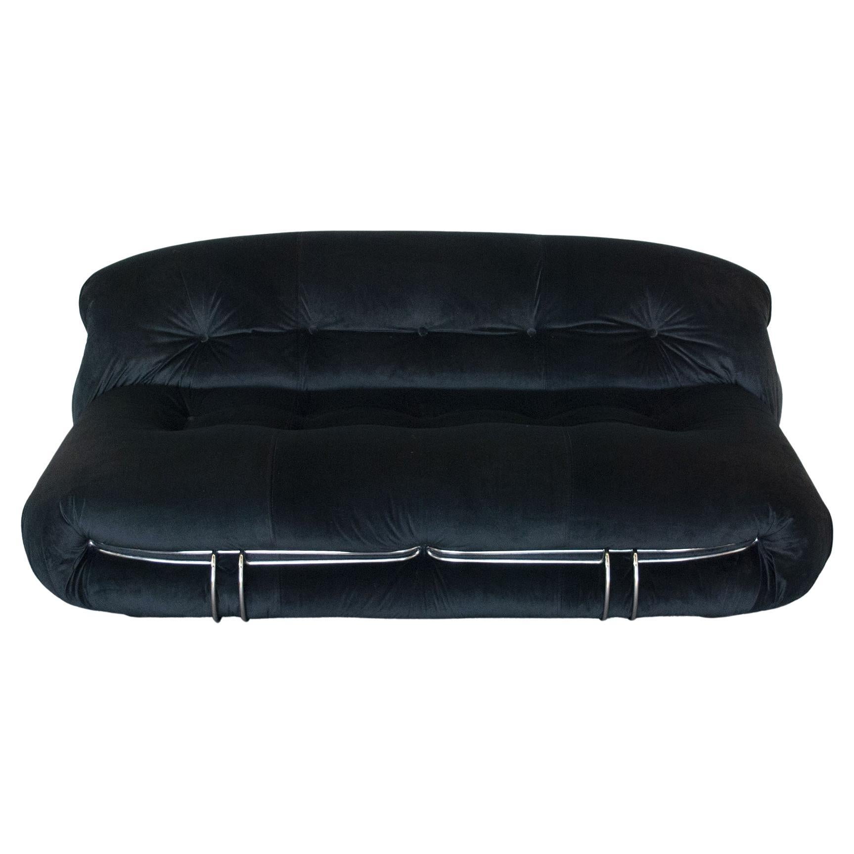 Soriana two-seater sofa, upholstered in black velvet, was designed by Afra & Tobia Scarpa and produced by Cassina in the 1970s. The Soriana collection intended to express beauty and comfort by using an entire bundle of fabric held by a chromed steel