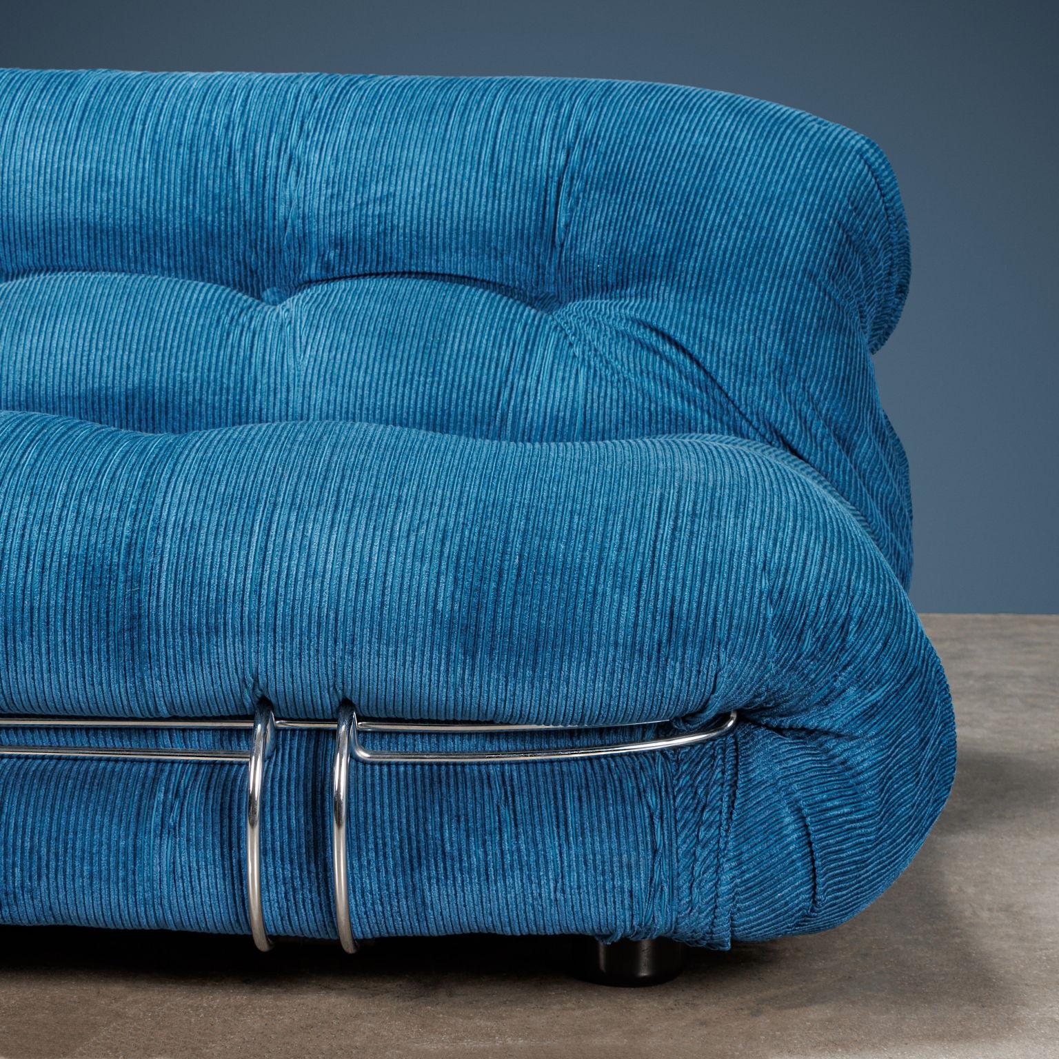 Soriana two seater sofa, designed in 1969 by Afra and Tobia Scarpa and produced by Cassina. Foam padding and velvet upholstery.
