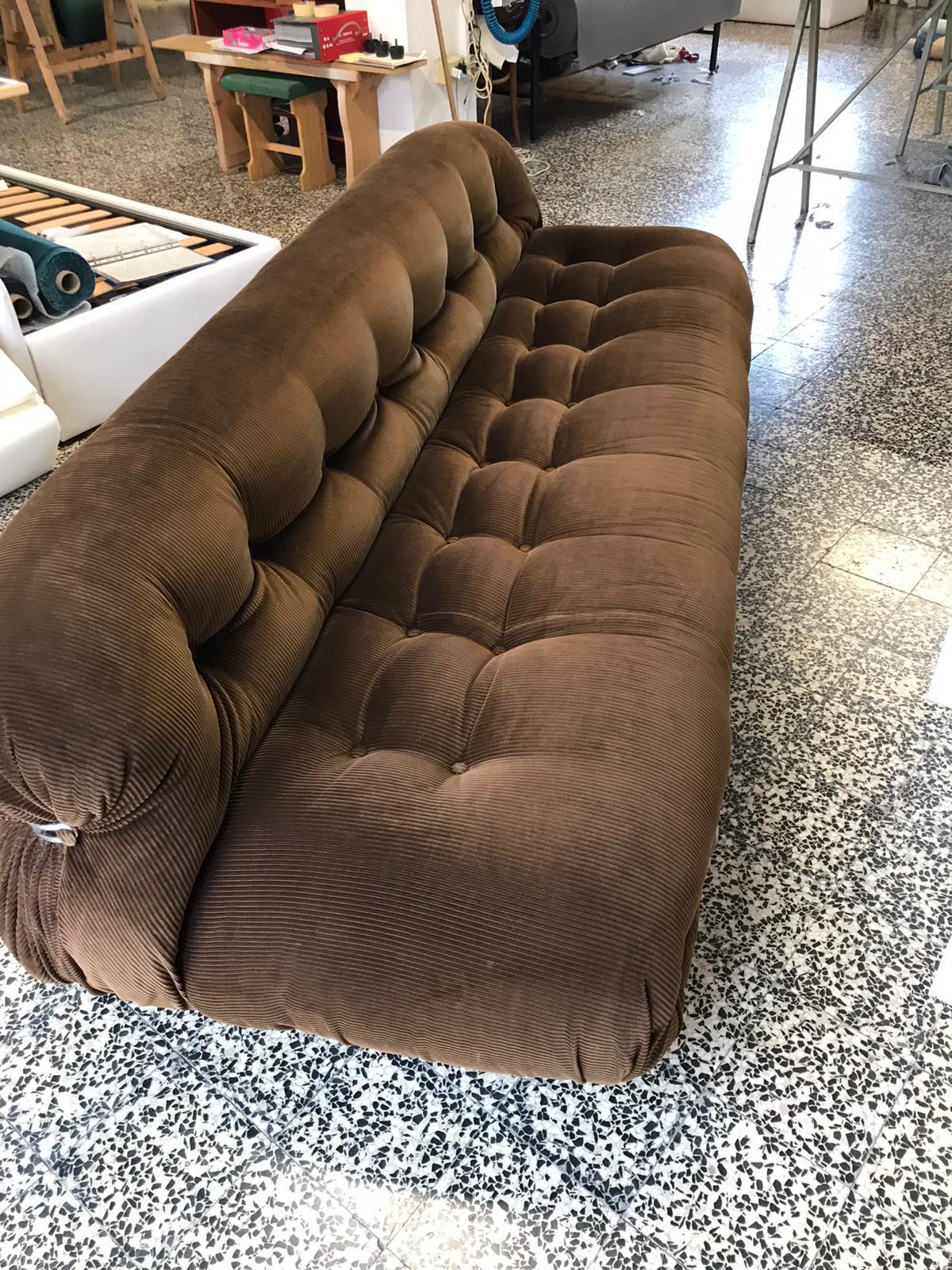 Soriana sofa design Tobia Scarpa for Cassina 1970s, with original corduroy brown fabric in good vintage condition, consistent with age and use. Large sofa version with three front metal clamps and two lounge chairs set. Sofa is currently being