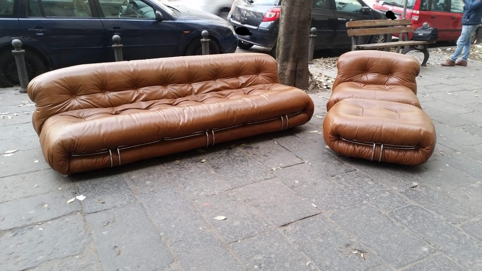 Set of one Soriana large sofa, one lounge chair and one ottoman design Tobia Scarpa for Cassina 1970s. The set is now in original vintage condition - at extra cost we can offer restoration with leather, velvet or other material. Pictures shows in