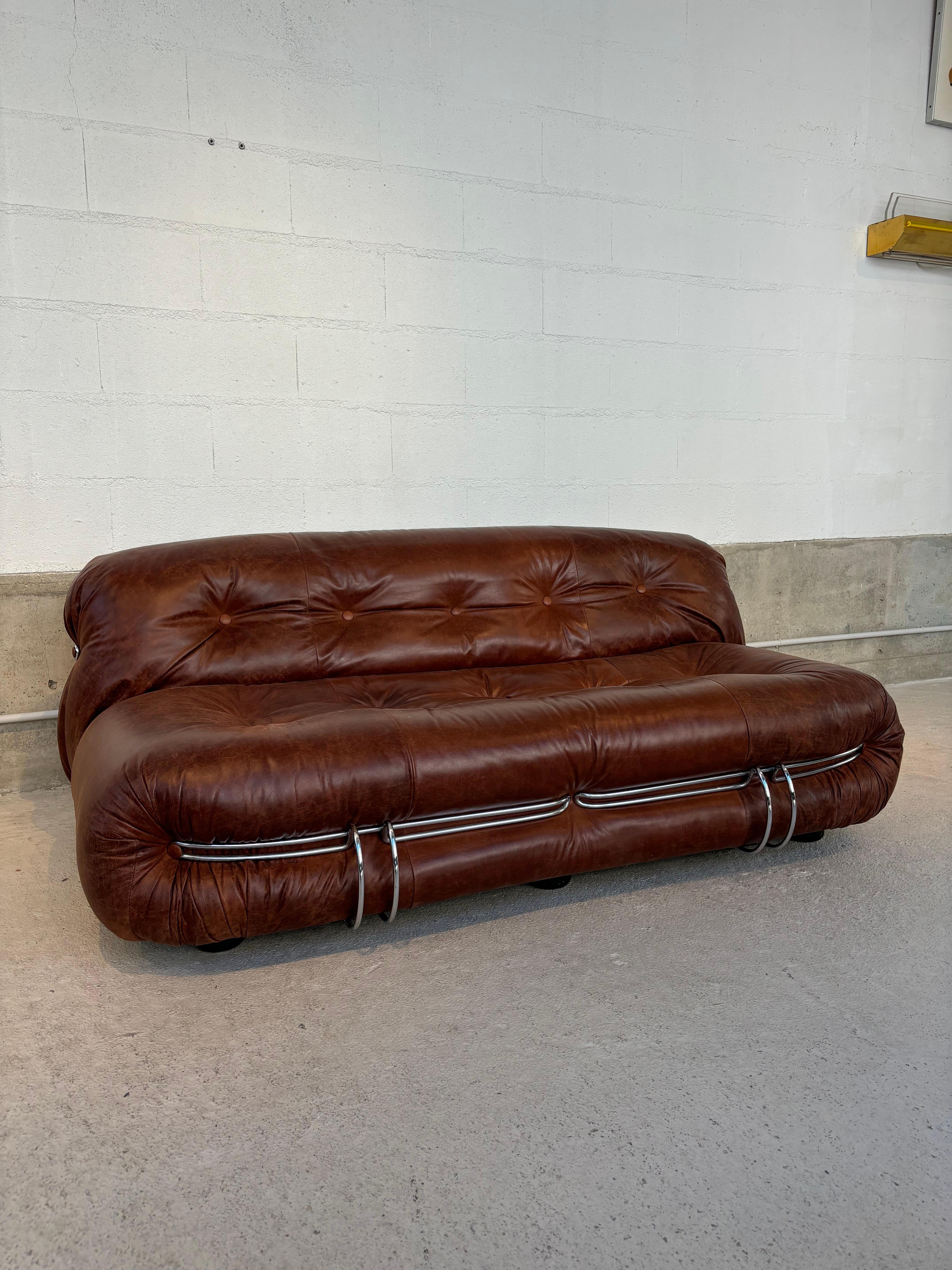 Charmant canapé dit Soriana deux places par Afra & Tobia Scarpa pour Cassina. 
Très bel qualité du cuir et superbe Patine. 