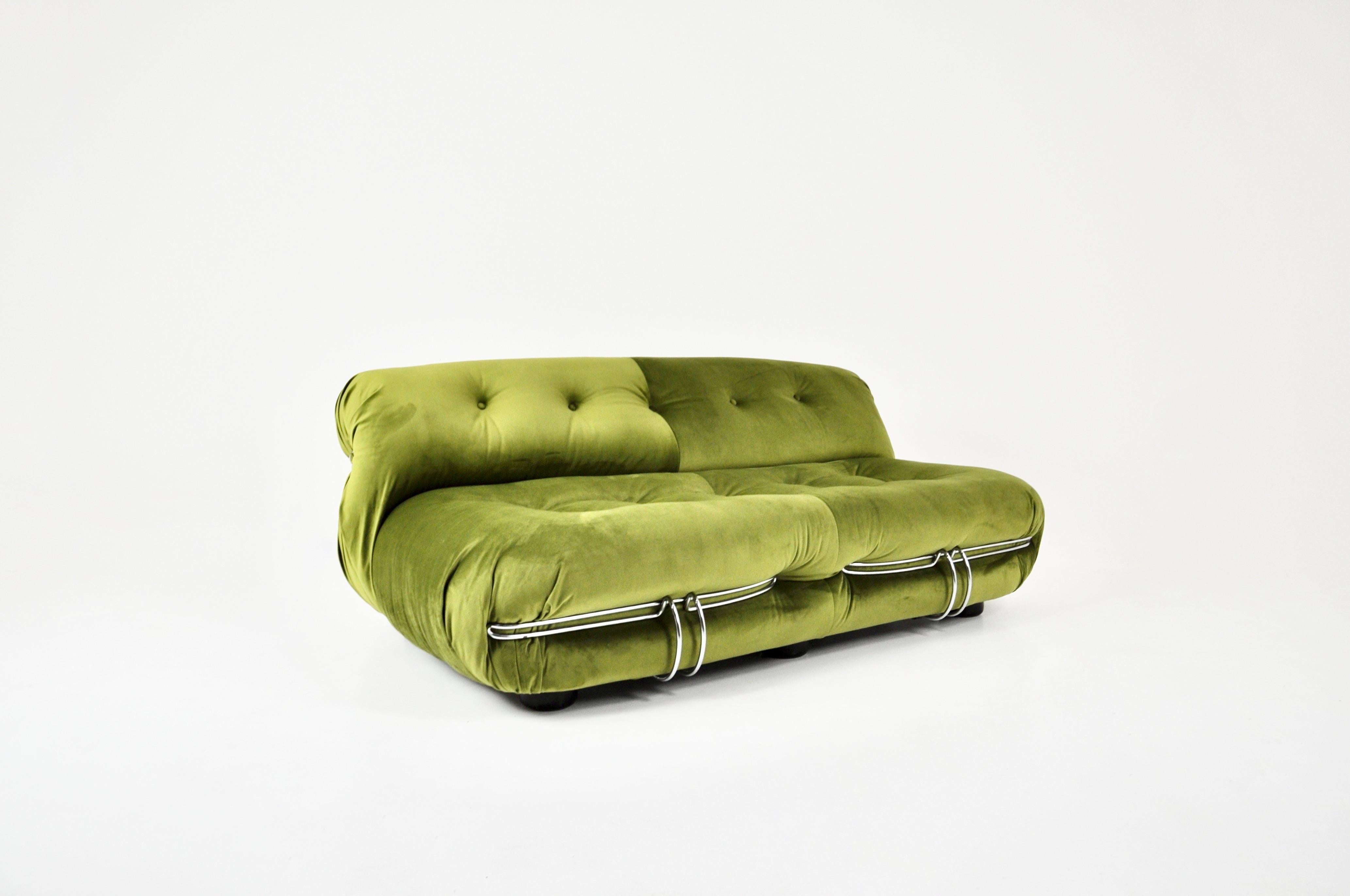 Precioso sofá de terciopelo verde y metal de Afra & Tobia Scarpa para Cassina. Estampado Cassina. Altura del asiento 37 cm. Desgaste debido al tiempo y a la edad.
Para el envío, consúltanos para recibir el mejor precio.
