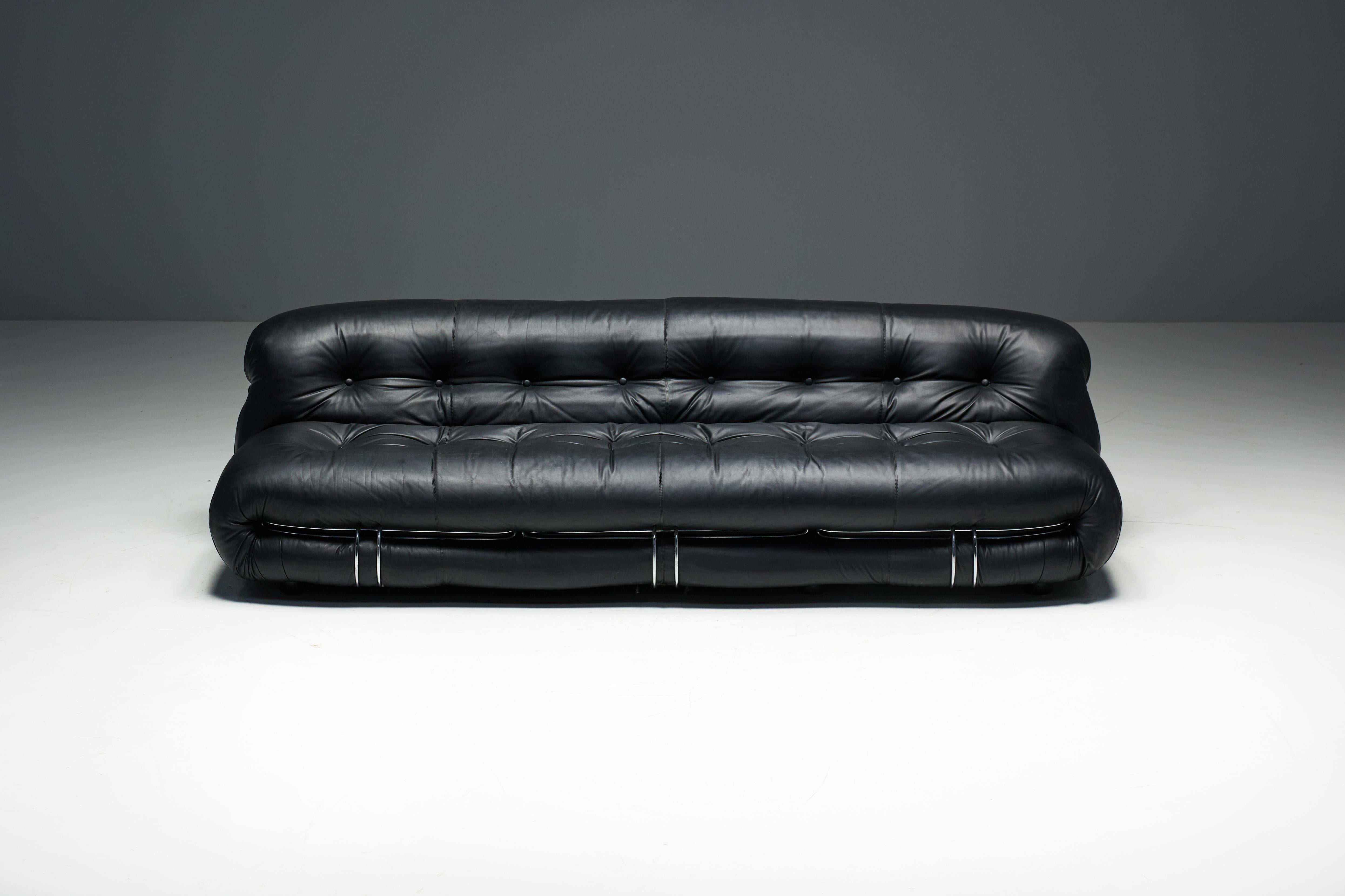 Canapé trois places Soriana d'Afra et Tobia Scarpa pour Cassina, une pièce rare et convoitée du design italien des années 1970. Tapissé d'un somptueux cuir noir, ce canapé incarne l'esthétique à la fois luxueuse et décontractée qui fait la renommée