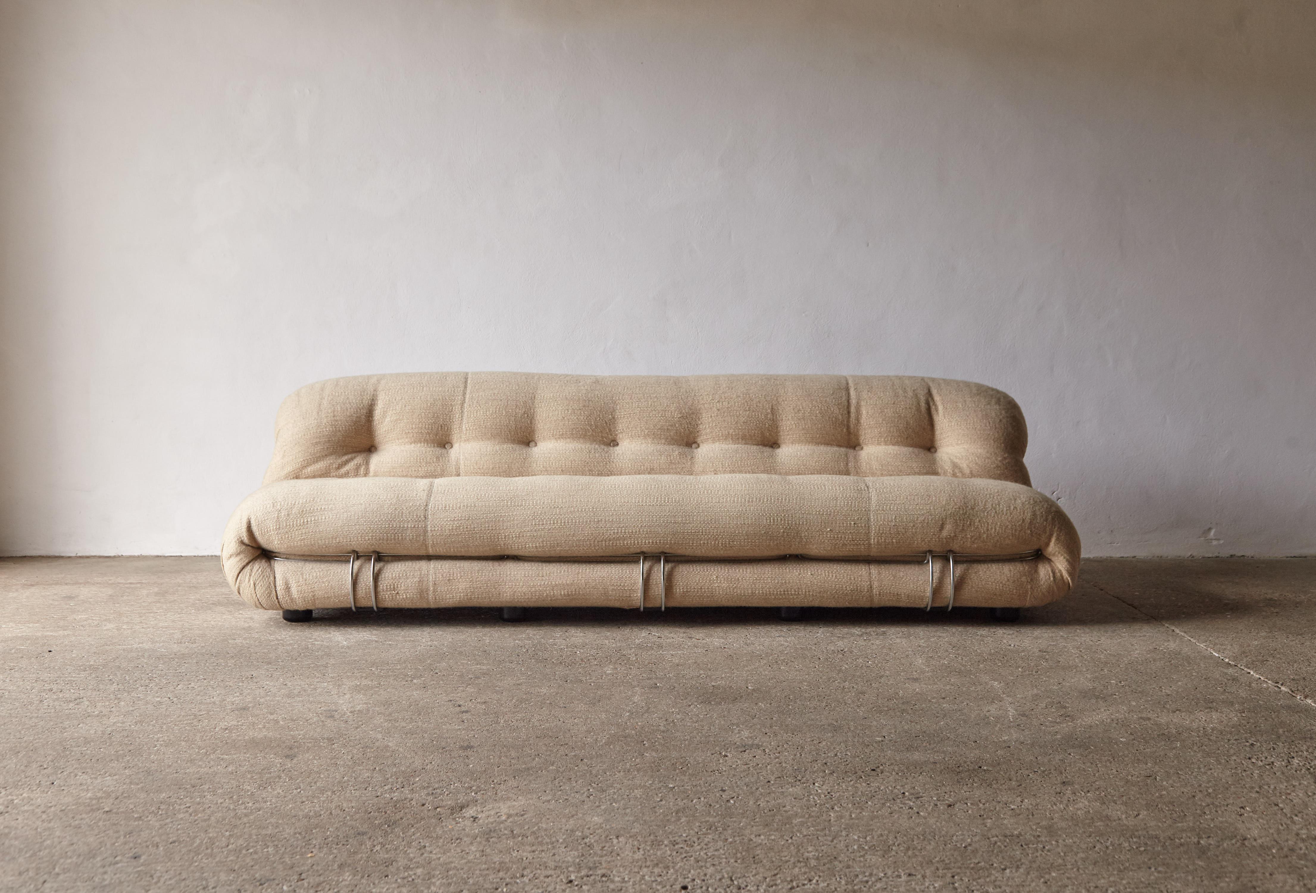 Un superbo divano a 3 posti originale Soriana, disegnato da Afra & Tobia Scarpa e prodotto da Cassina negli anni Settanta. Questo esemplare è davvero un reperto raro - tutto in ottime condizioni con il tessuto di lana originale e pulito. Abbiamo