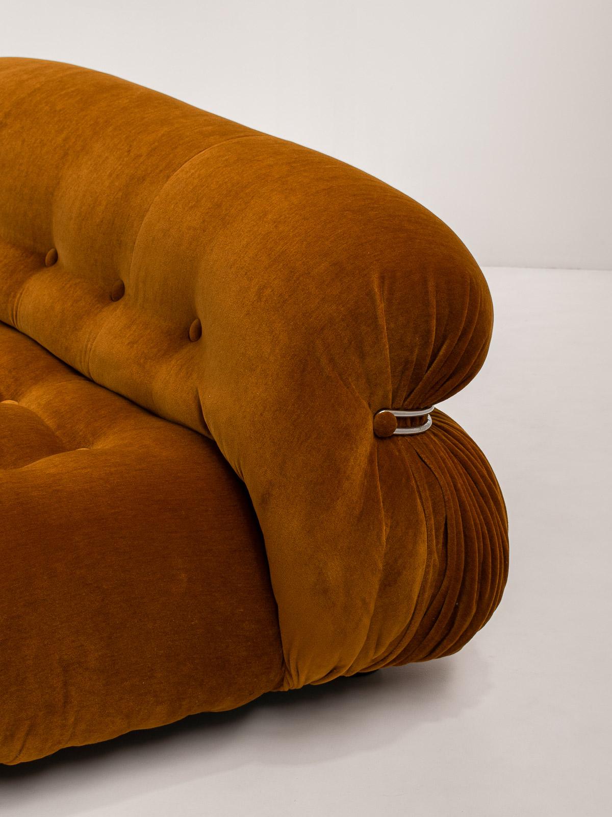 'Soriana' Sofa by Afra & Tobia Scarpa in Ochre Mohair Velvet Fabric, 1970s In Good Condition In Antwerp, BE