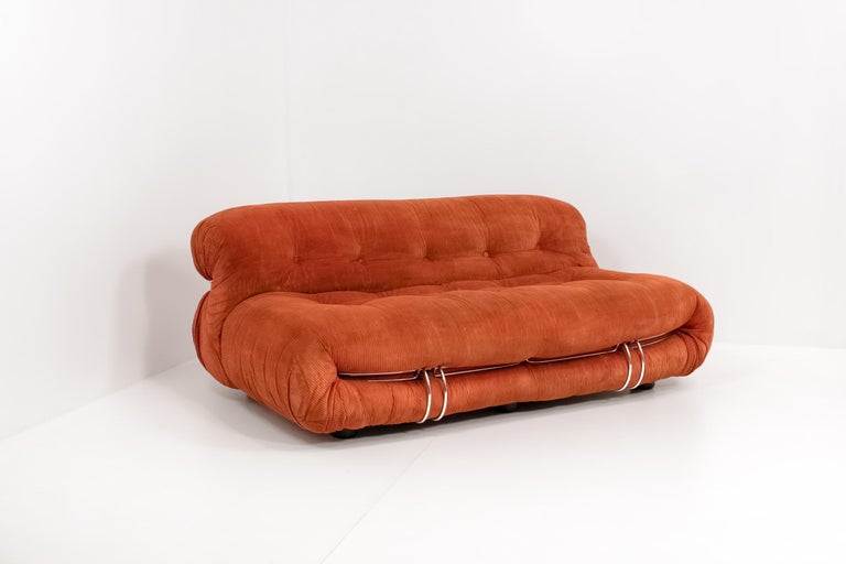 This sofa set doesn't need an introduction. It is an iconic design from the early 70s. Designed by the famous duo Afra and Tobia Scarpa for Cassina. It's no wonder that it already won a price right at the beginning for its beautiful design. 
This