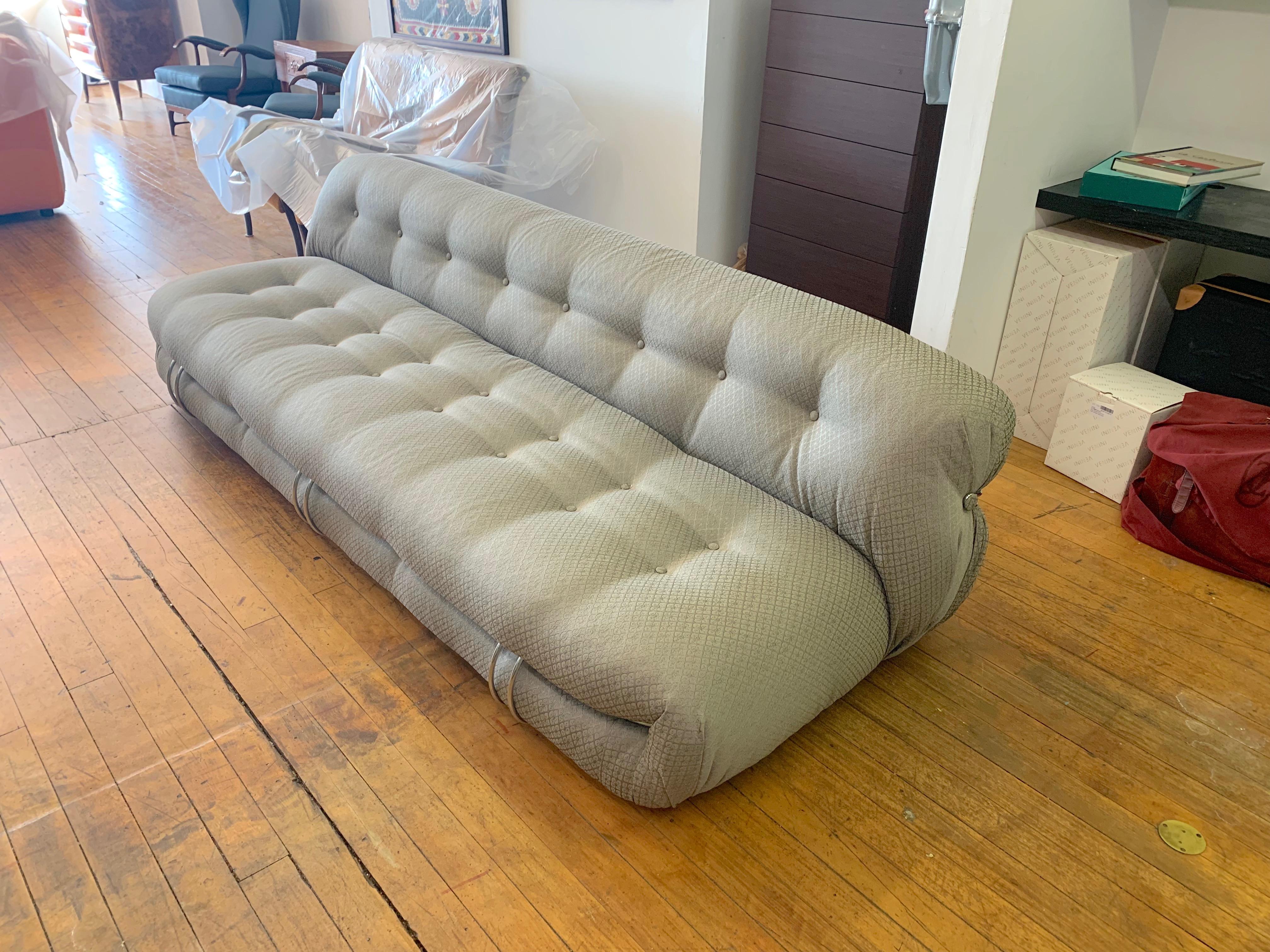 Soriana sofa design Tobia Scarpa for Cassina 1976, licensed by Cassina for Atelier International, fabric upholstery good condition consistent with age and use. Large Sofa version with three front metal clamps. Matching medium size sofa available in