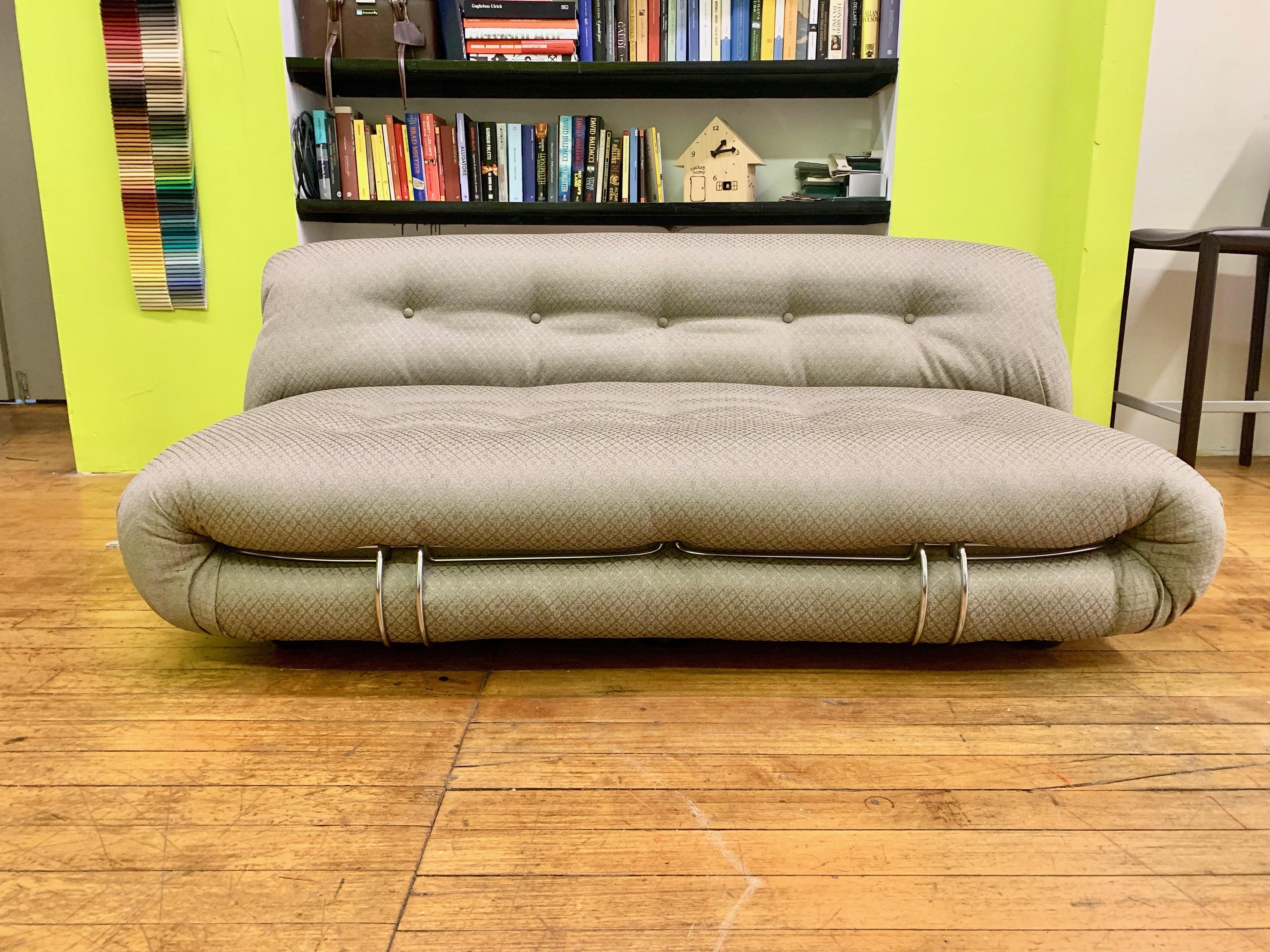 Soriana sofa design Tobia Scarpa for Cassina 1976, licensed by Cassina for Atelier International, fabric upholstery good condition consistent with age and use. Medium Sofa version with two front metal clamps. Matching medium size sofa available in a