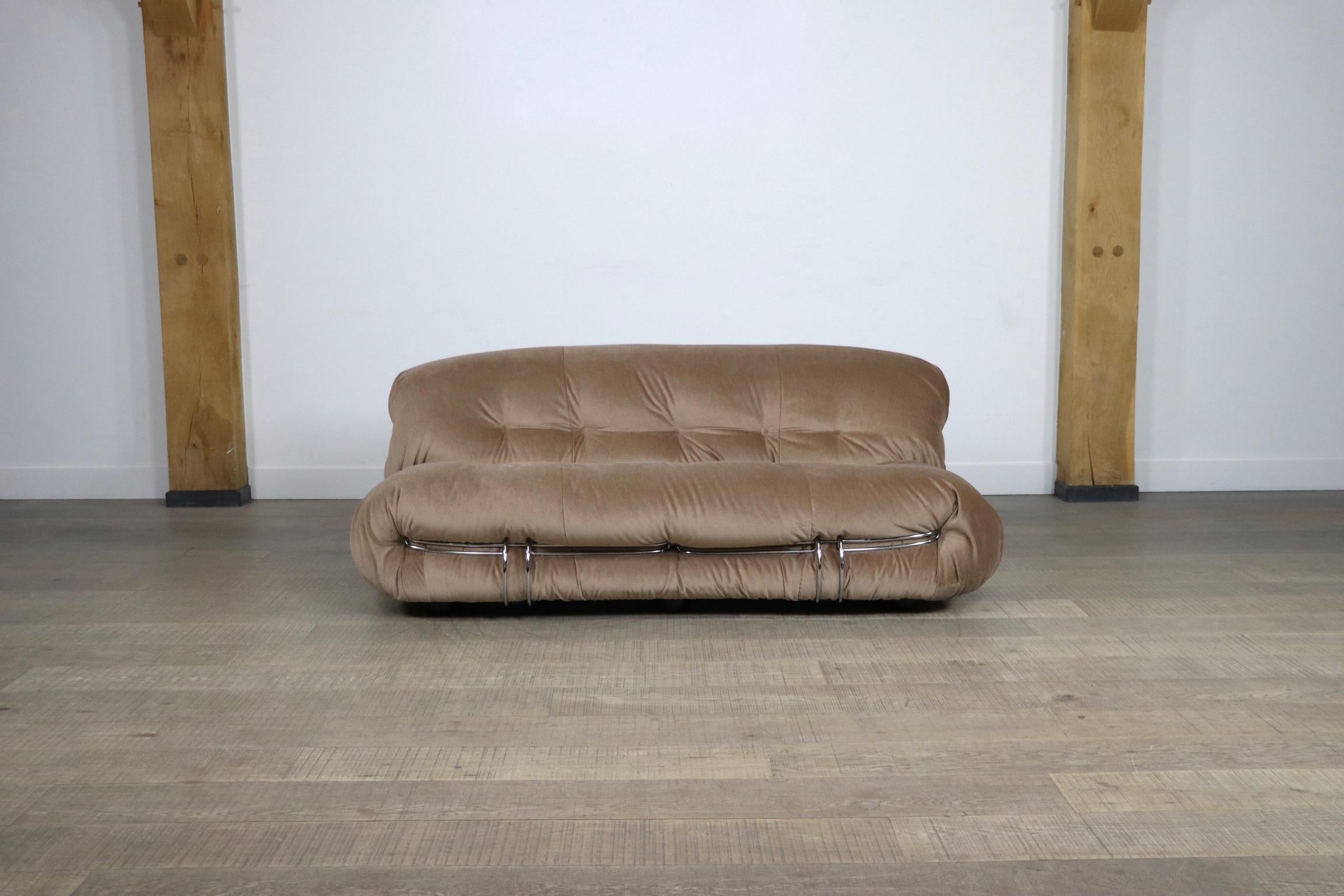 Stunning vintage Soriana two seater sofa by Afra and Tobia Scarpa for Cassina, Italy 1970s. This edition in stunning champagne coloured mohair velvet upholstery will catch anyones eye. The beautiful colour combination with the chrome details makes