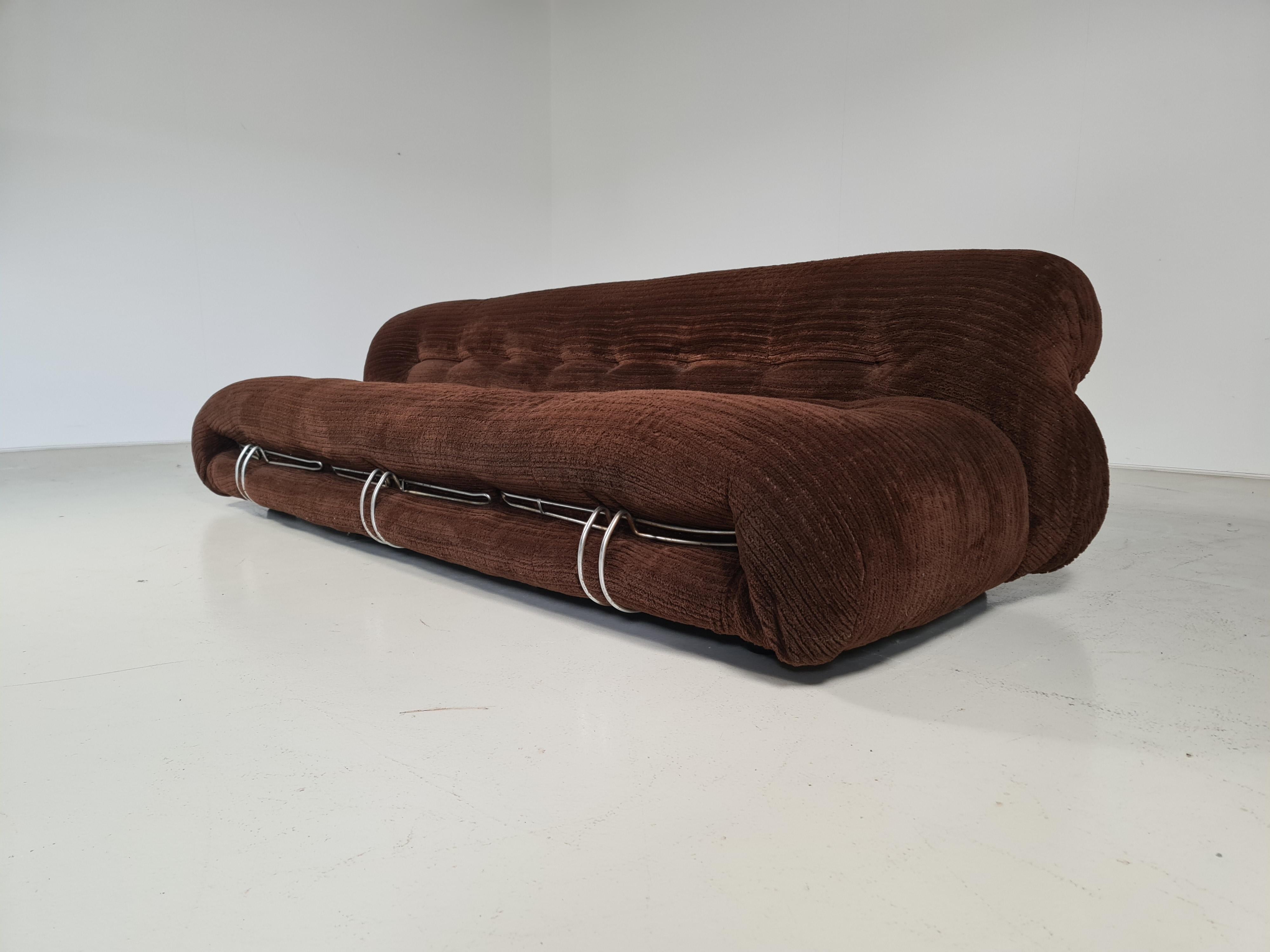 Soriana sofa by Afra & Tobia Scarpa for Cassina, Italy, 1970, The sofa is upholstered in its original fabric in very good condition. The original foam is in perfect condition and shows it’s characteristic round and bulky shape. The concept behind