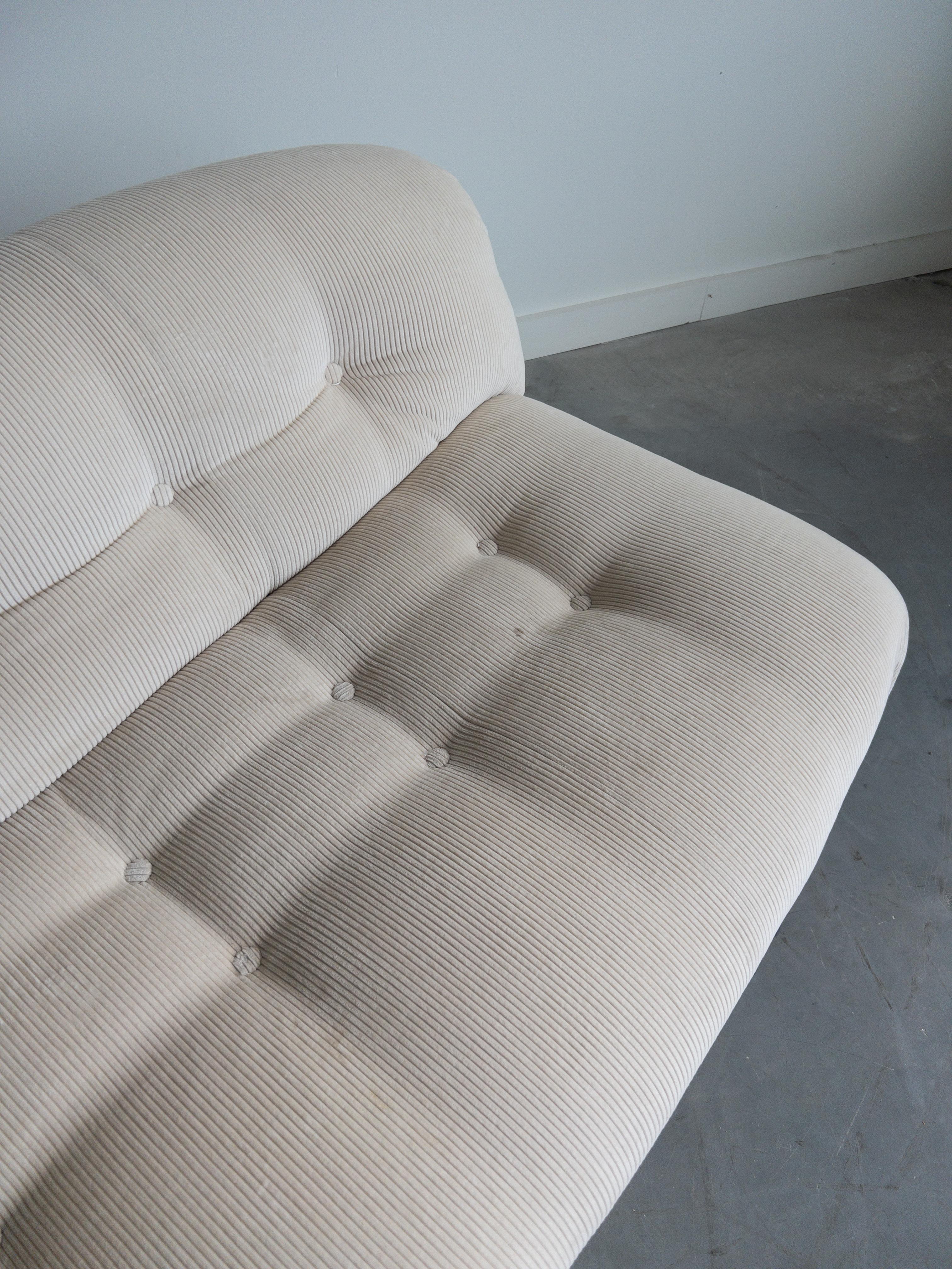 Mid-Century Modern Canapé deux places Soriana d'Afra & Tobia Scarpa pour Cassina, velours côtelé crème en vente