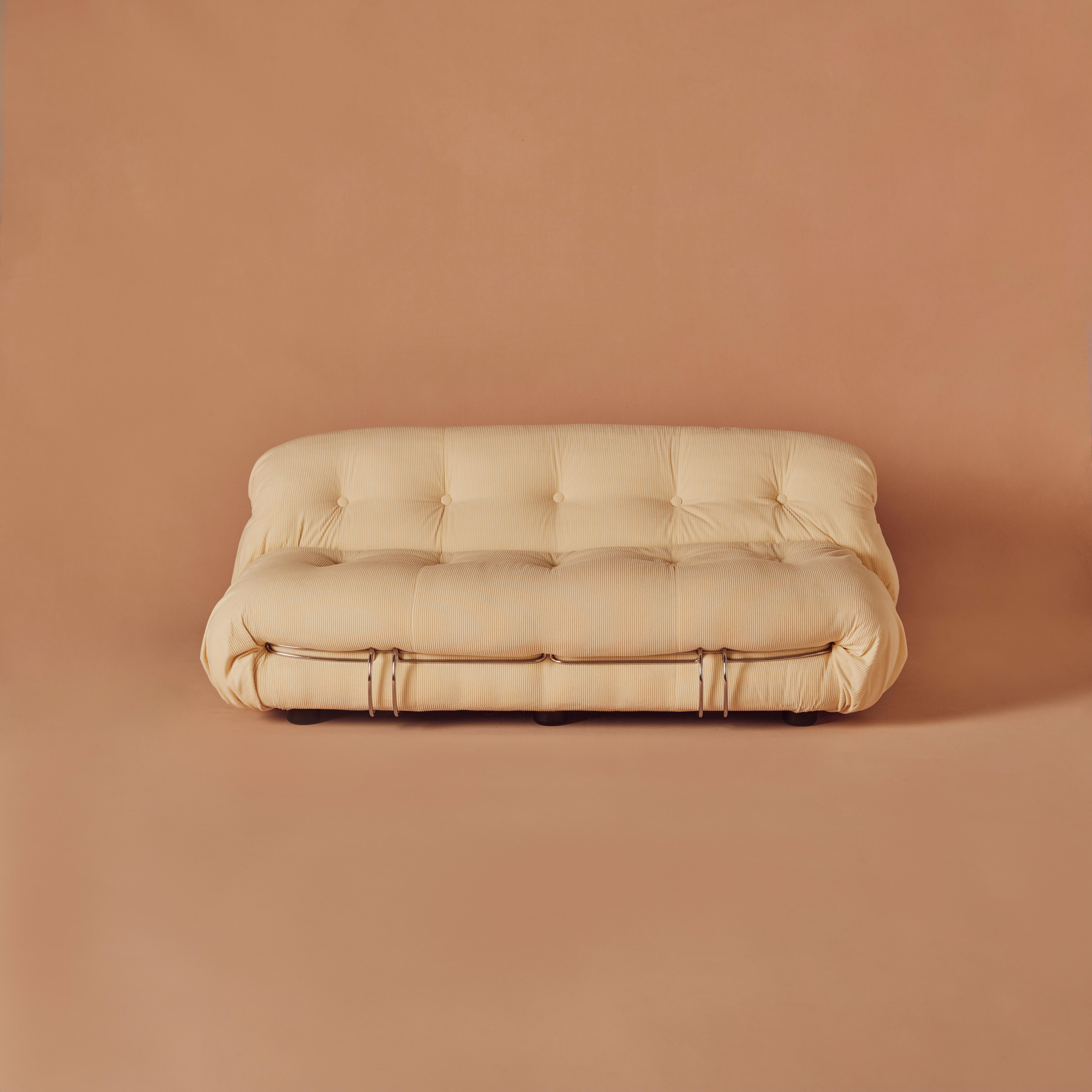 Sofá de dos plazas Soriana de Afra & Tobia Scarpa para Cassina recién retapizado en tela de pana color crema.
    