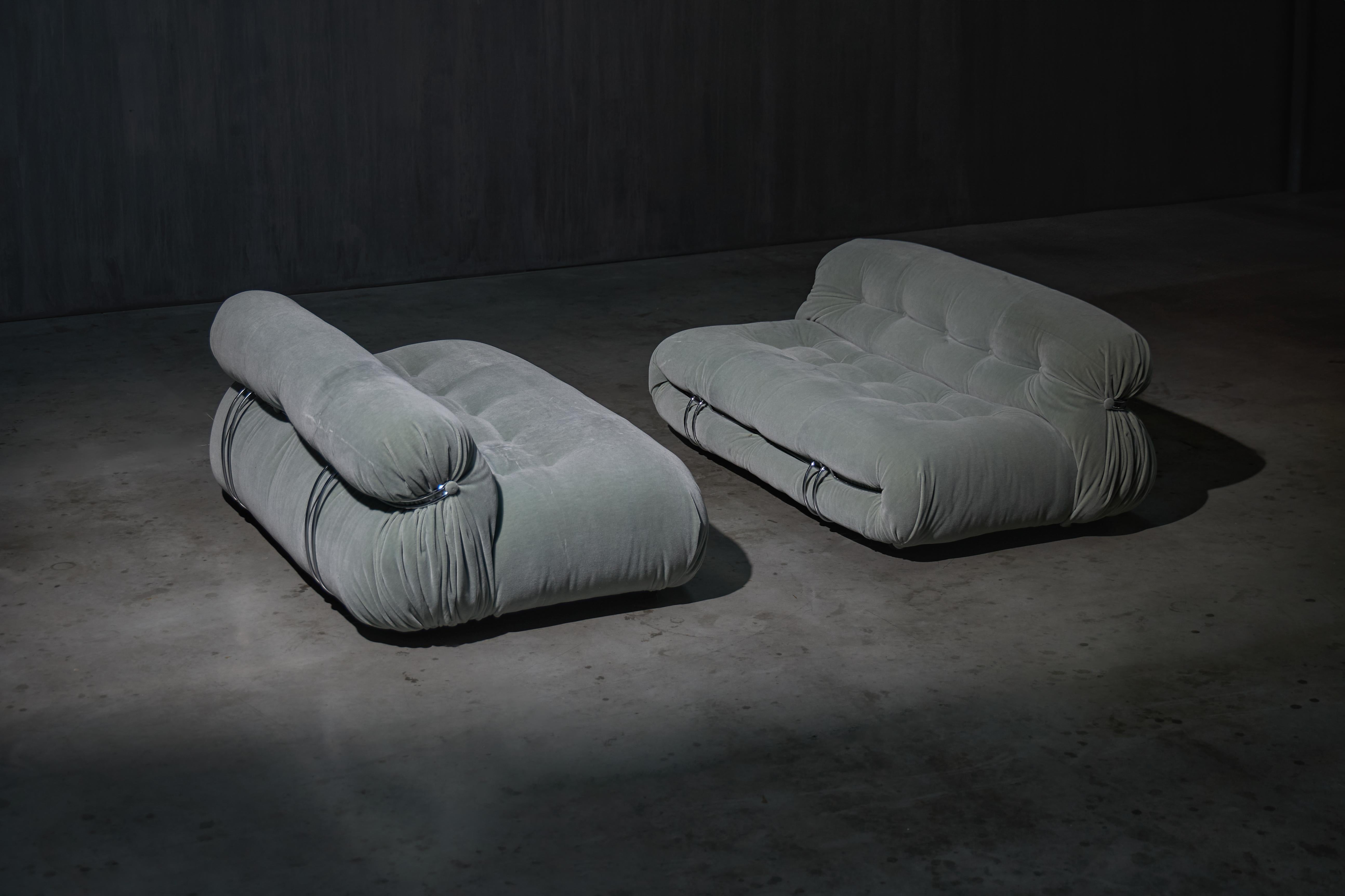 Dos sofás de dos plazas Soriana de Afra & Tobia Scarpa para Cassina, célebre icono del diseño italiano de los años setenta. Estas piezas presentan la característica forma afelpada y voluminosa ceñida por un marco de cromo pulido, creando una silueta