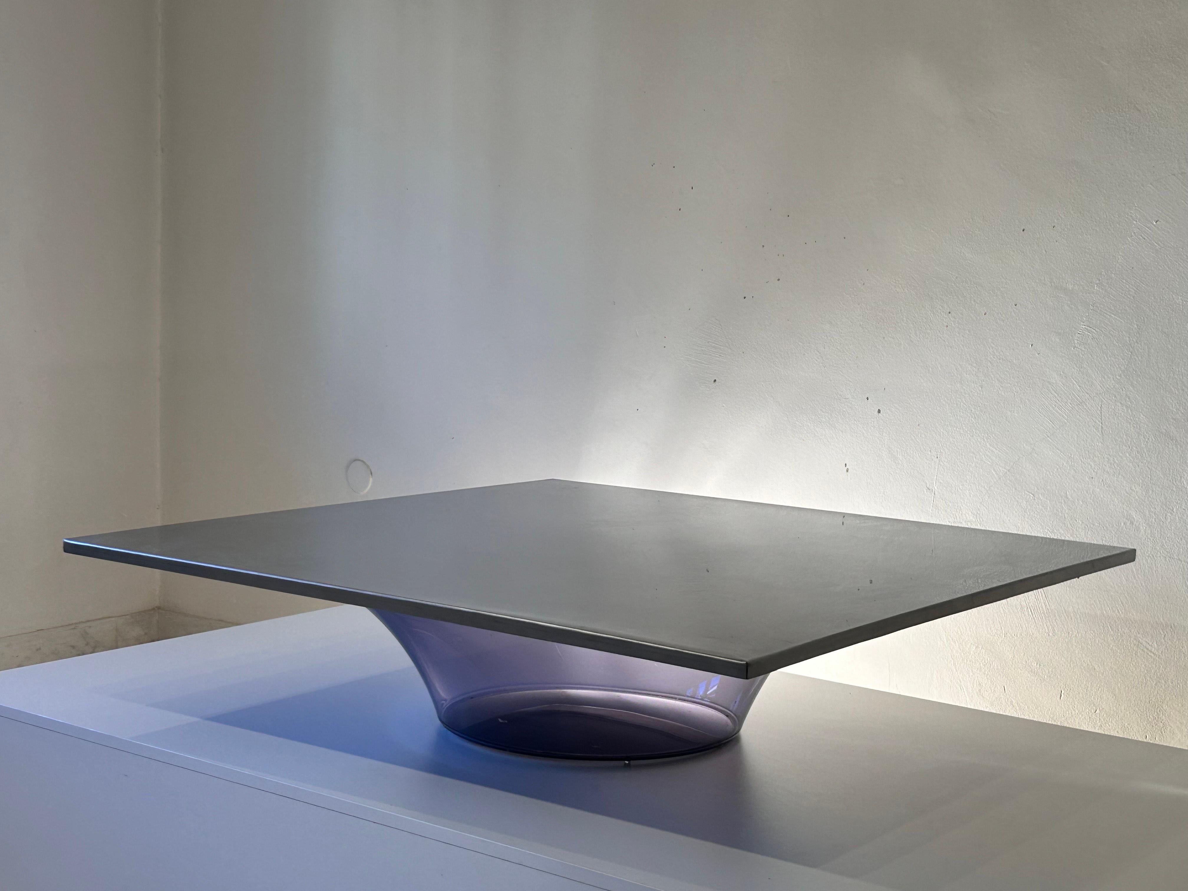 Magnifique grande table basse en lucite (perspex) avec plateau en bois recouvert d'acier inoxydable, épaisseur du plateau 2 cm.

Le piano présente des signes normaux d'usure du temps.
