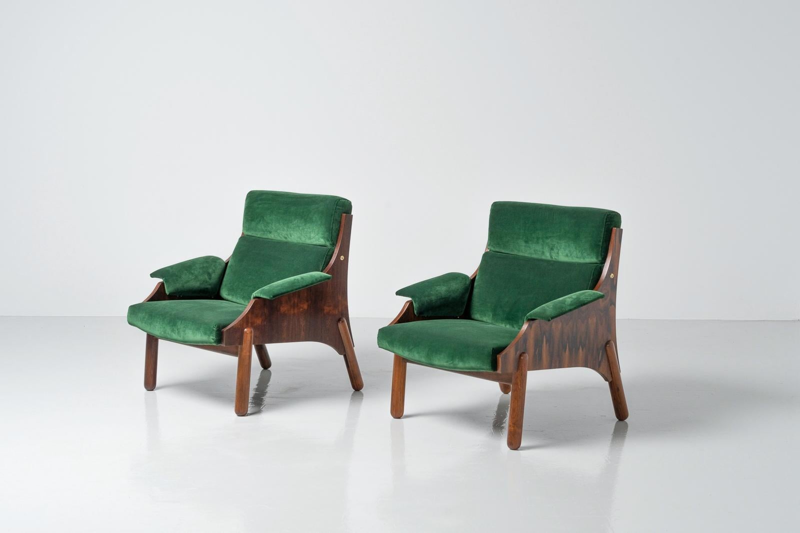Elegant pair of lounge chairs manufactured by Sormani, Italy 1965. The chairs are not very common and in very good original condition. The green velvet is a nice contrast with the rosewood frame. Very interesting joinery of the legs merging into the
