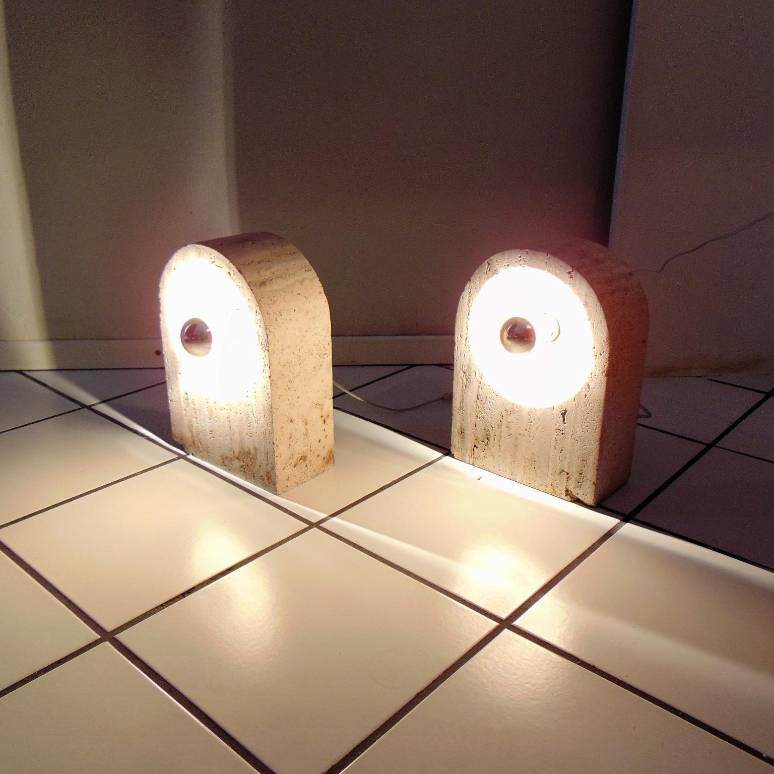 Sormani Nucleo Set of 2 Table Lamps in Travertine by G. Cesari, 1970s, Italy In Good Condition For Sale In Arosio, IT