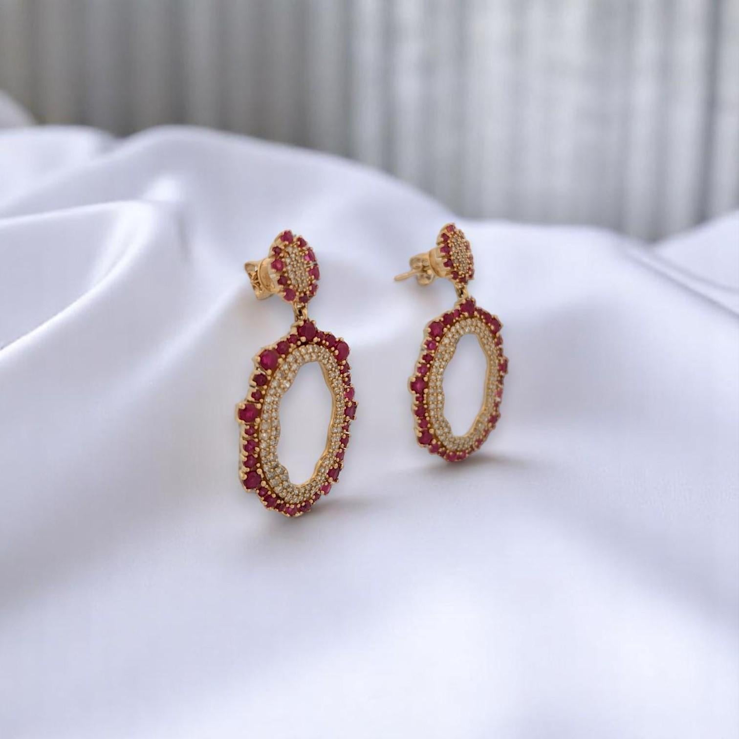 ✨ Bold Elegance & Timeless Beauty ! ✨

Les boucles d'oreilles Sorrel Ruby & Diamond sont une combinaison fascinante de luxe et de sophistication. Fabriquées en or jaune 14K, ces boucles d'oreilles étonnantes présentent 2,86ct de rubis vibrants