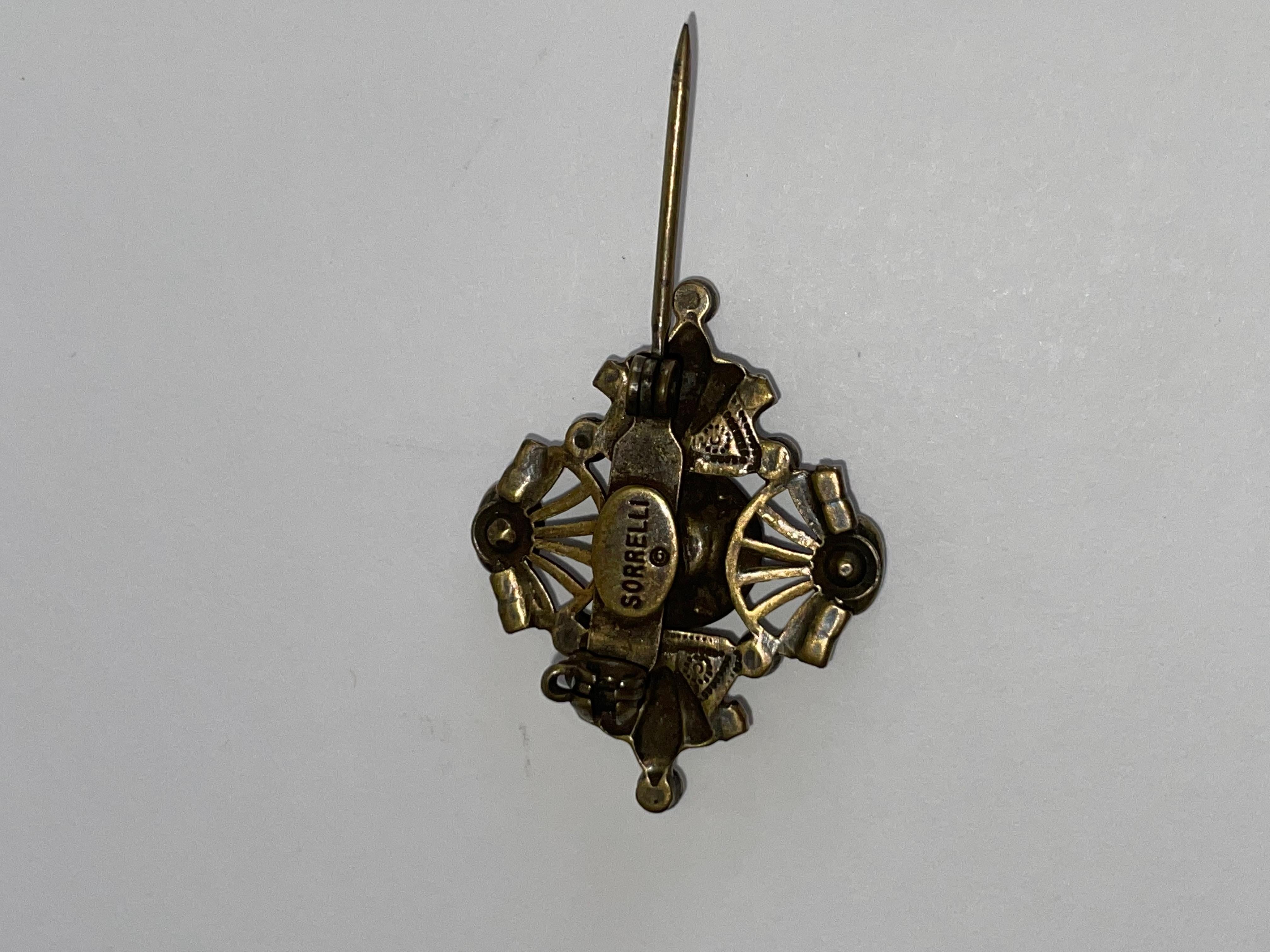 Broche vintage firmado Sorrelli - Latón envejecido, cristales y piedras semipreciosas.


Mide aprox. 1,5
