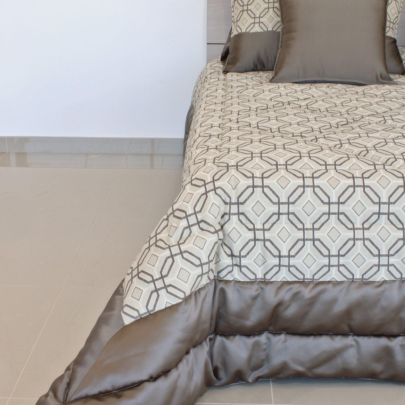An elegant addition to any home, the Sorrento King size bedding set features a stunning quilt made of cotton and polyester. Padded with soft polyester, the quilt is enriched with a singular motif of strong geometric value enclosed in dark-colored
