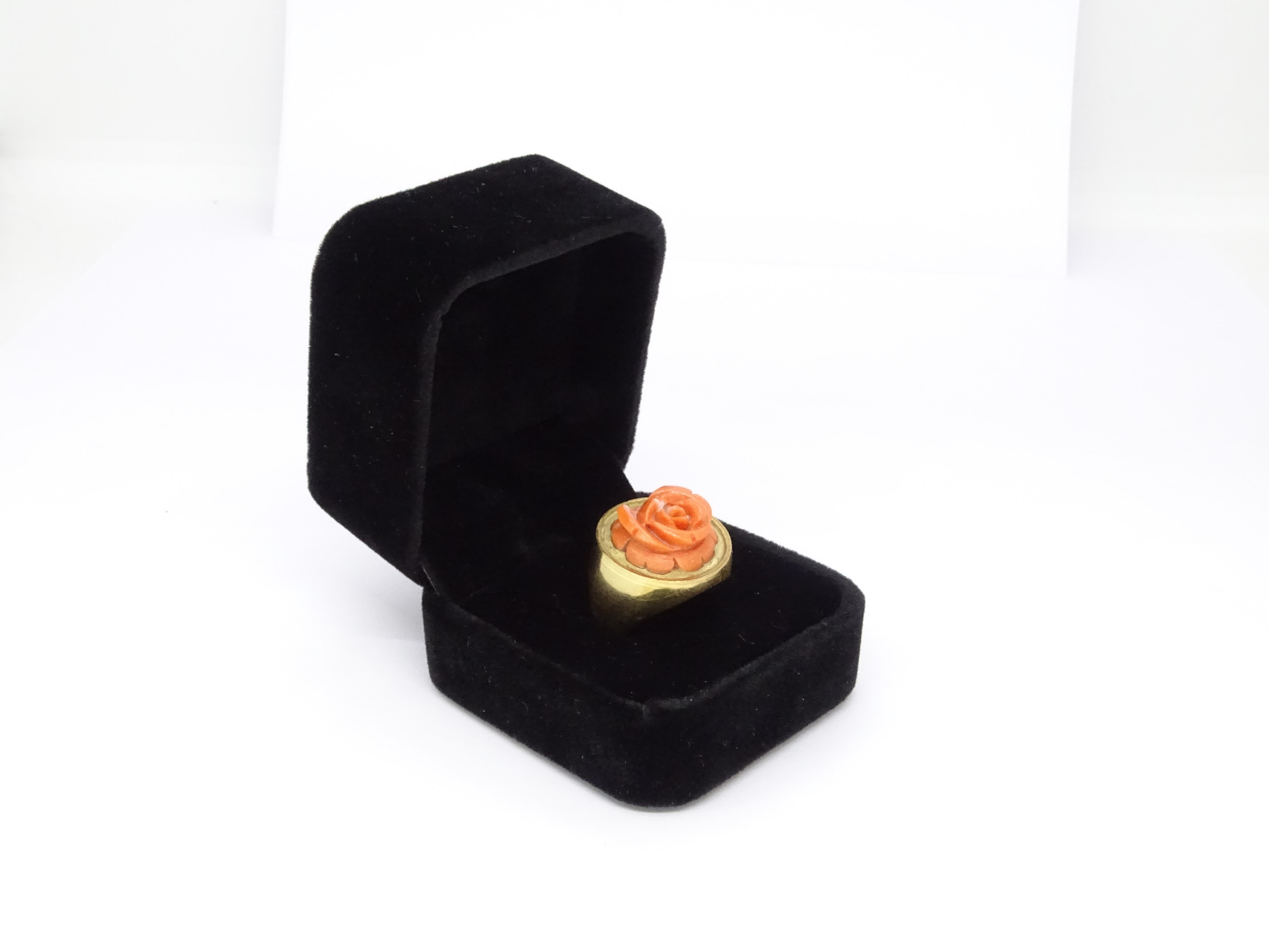 Sortija sello de oro 18k, centro rosa tallada en coral piel de ángel, 60´s For Sale 7