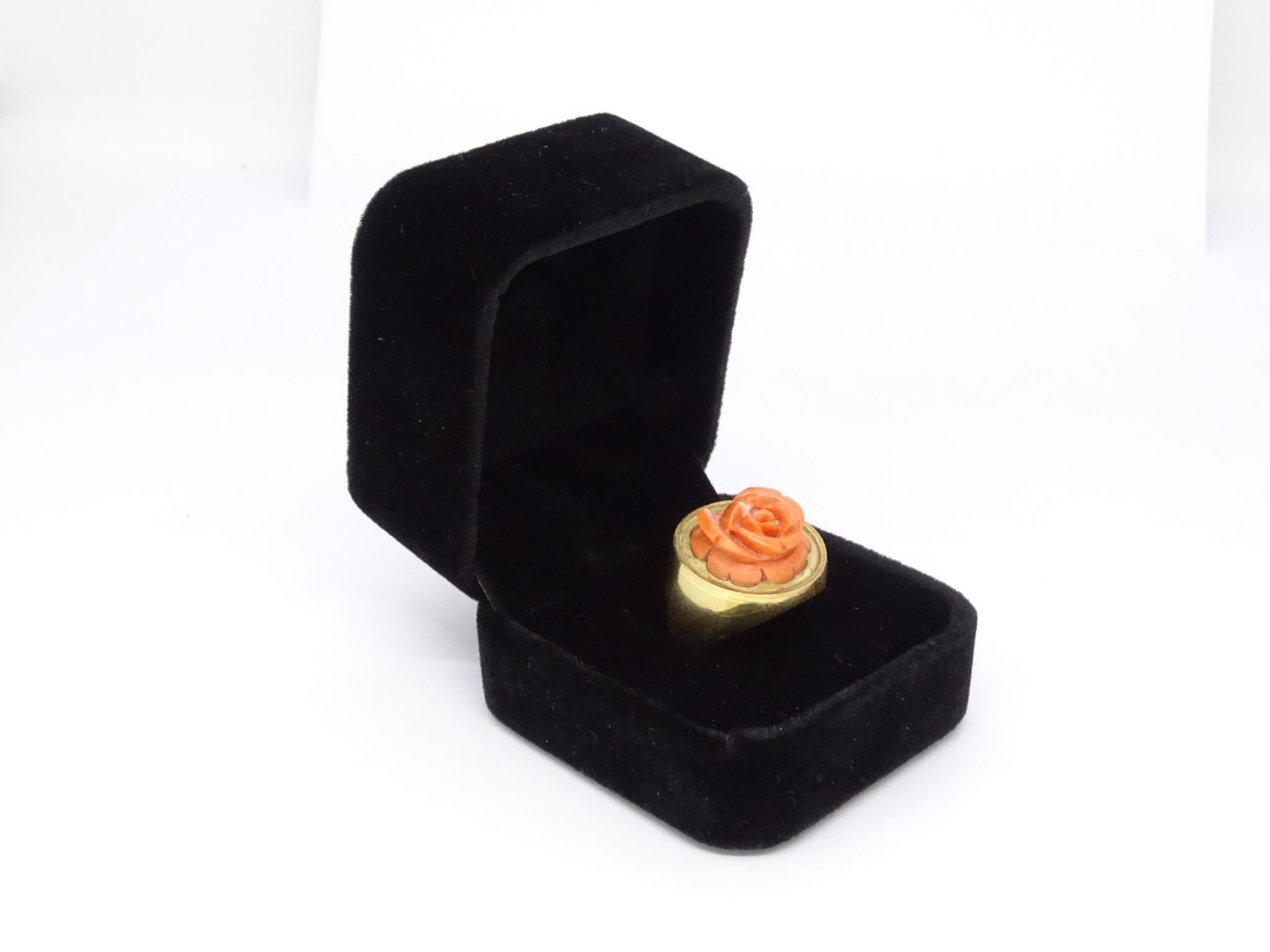 Magnificent seal ring in 18k gold and in the center of which stands out an exceptional rose carved in angel skin coral, from the 60s. Exquisite, delicate and elegant piece.

Precious coral with uniform angel skin color is the most valued in jewelry.
