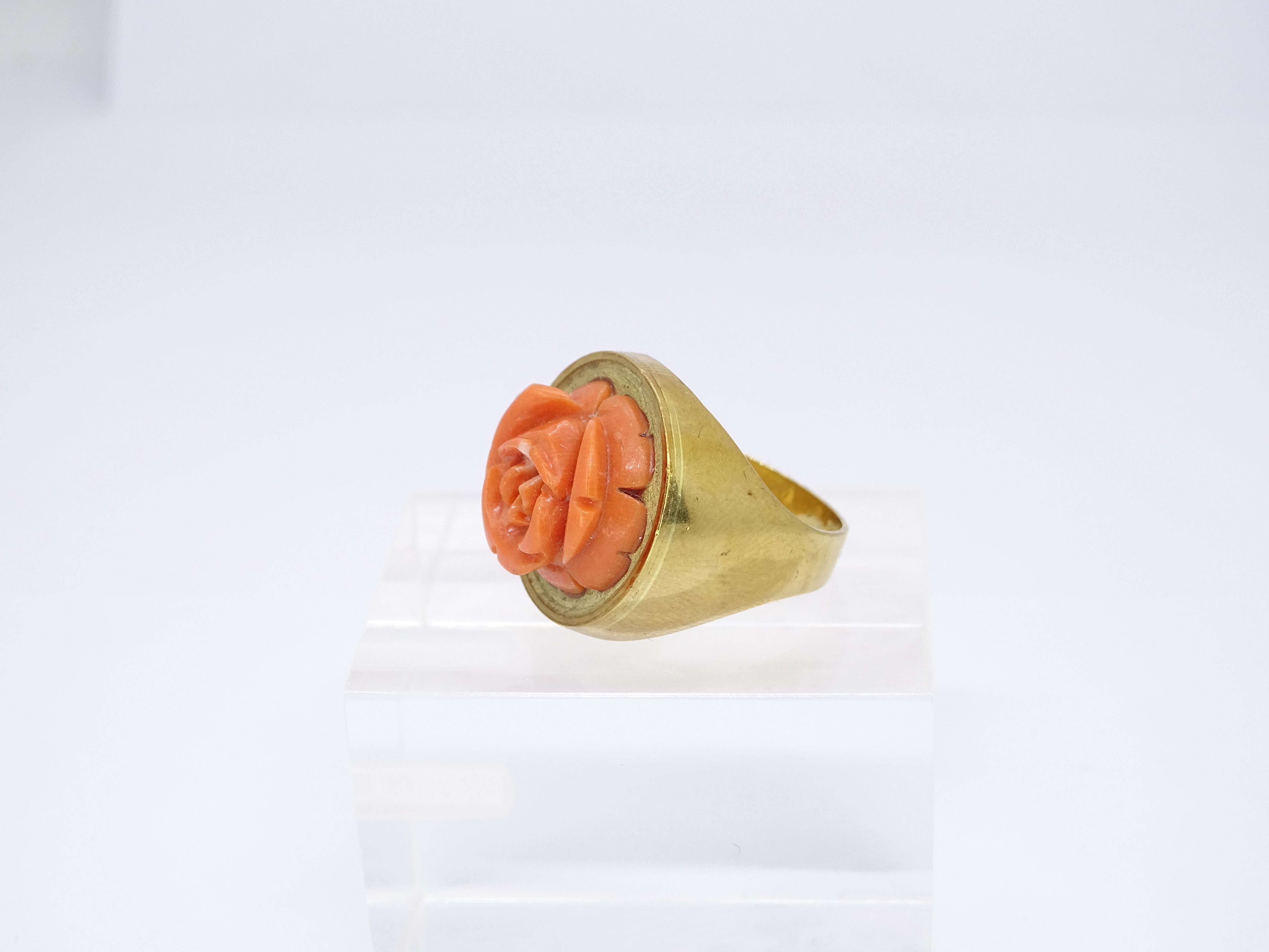 Sortija sello de oro 18k, centro rosa tallada en coral piel de ángel, 60´s For Sale 13