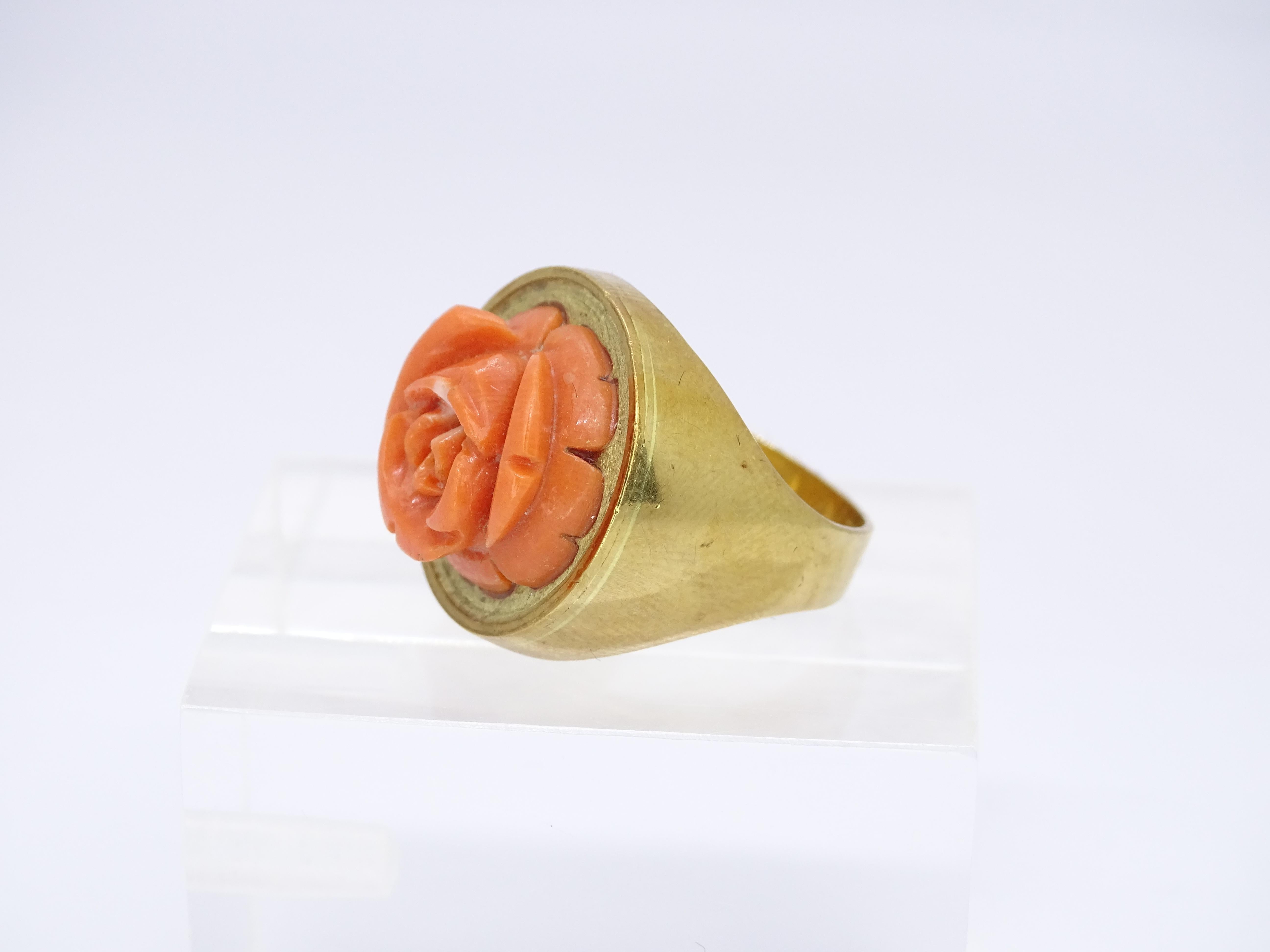 Women's Sortija sello de oro 18k, centro rosa tallada en coral piel de ángel, 60´s For Sale