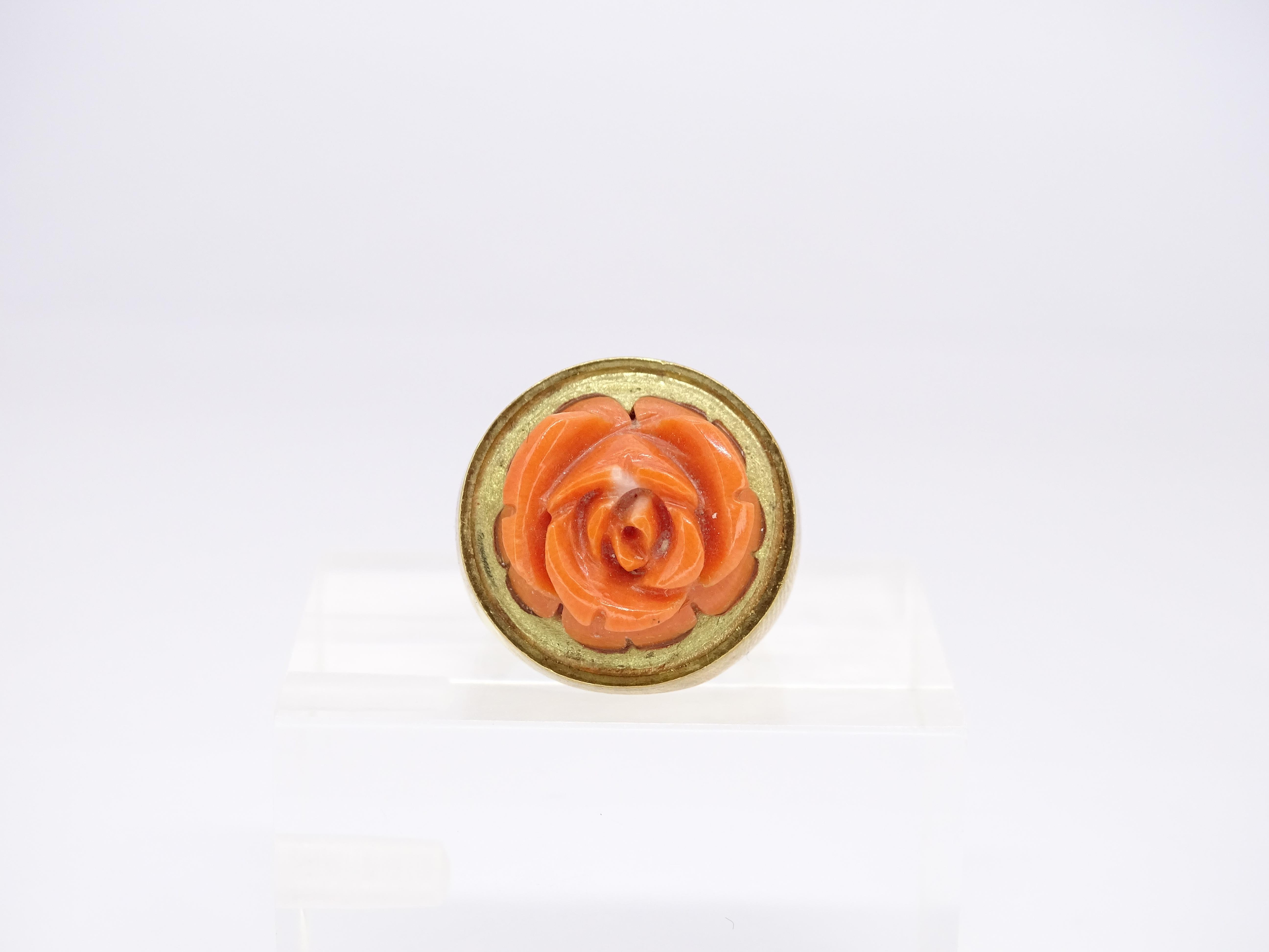 Sortija sello de oro 18k, centro rosa tallada en coral piel de ángel, 60´s For Sale 1