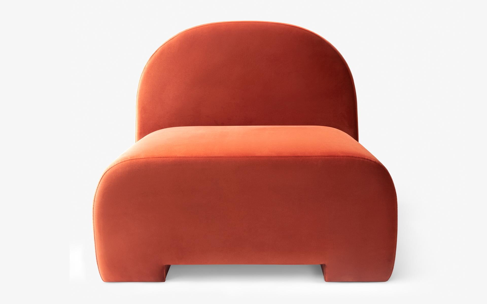 Das Sofa Sosa, das sich durch seine runden Details und die vollflächige Polsterung auszeichnet, kommt mit seinem minimalistischen und schlichten Ansatz in Ihr Wohnzimmer, das Sie jeden Tag aufs Neue genießen werden.

Mit seiner monolithischen